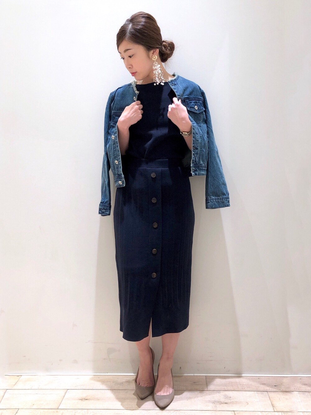 ブルー系のデニムジャケット、ブルー系のTシャツ/カットソー、ブルー系のスカートを着用したレディースの冬コーディネートの1枚目の写真