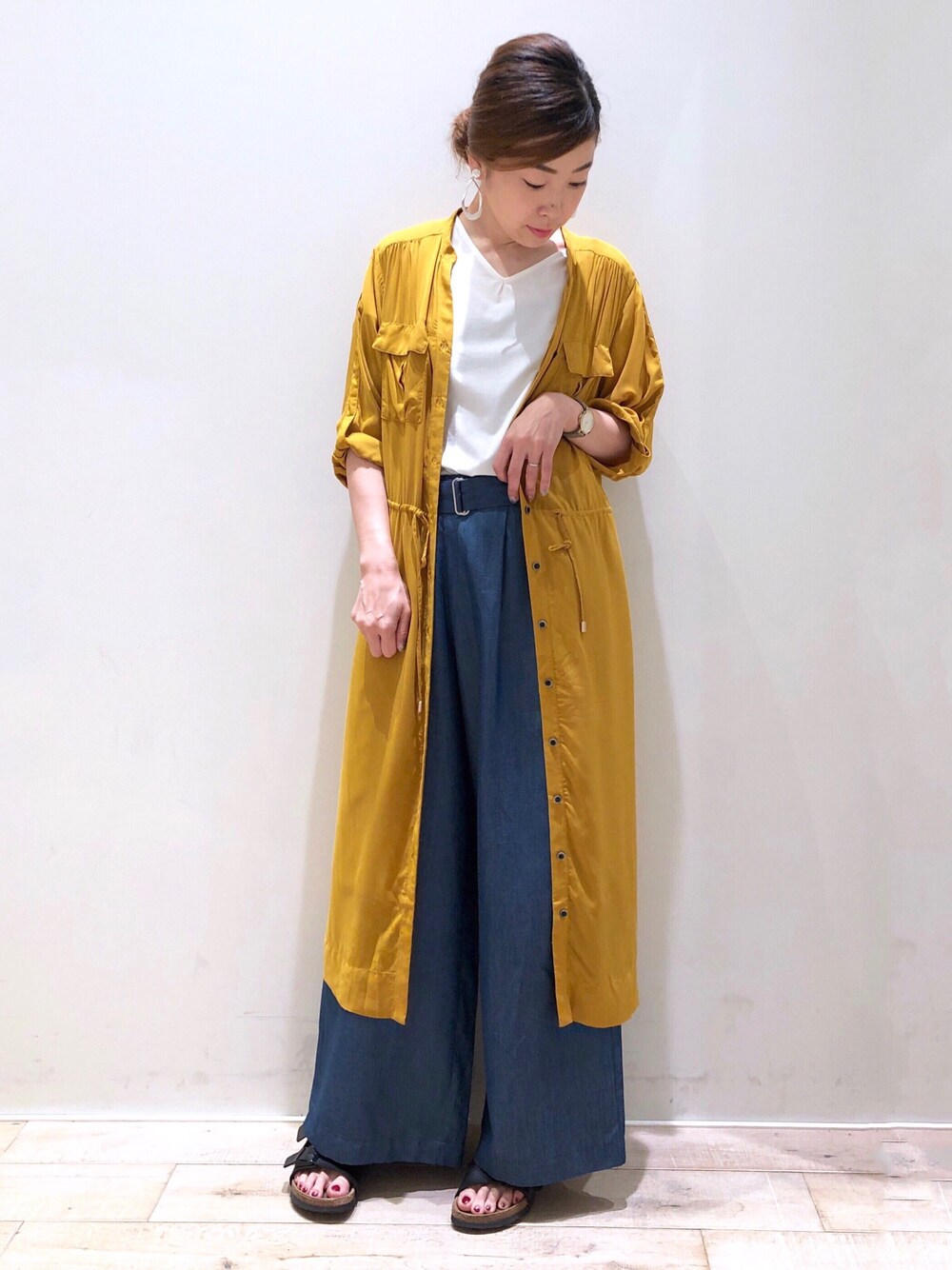 ホワイト系のTシャツ/カットソー、ブルー系のその他パンツ、イエロー系のワンピースを着用したレディースの夏コーディネートの1枚目の写真