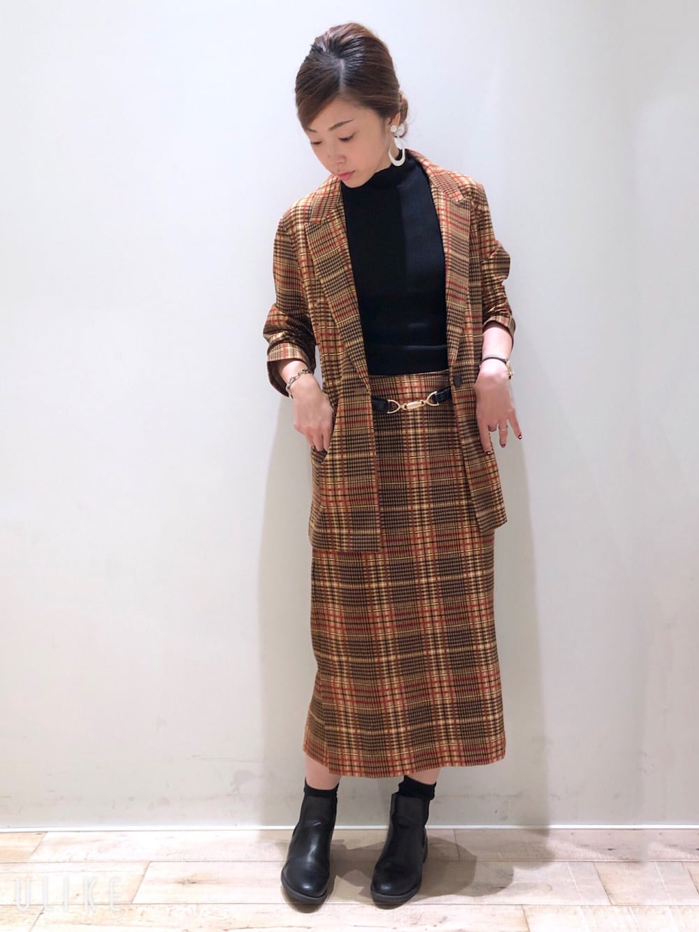 ブラック系のニット/セーター、その他のその他アウター、その他のスカートを着用したレディースの夏コーディネートの1枚目の写真