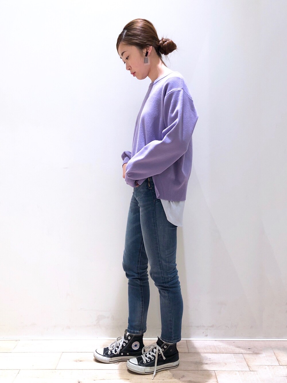 パープル系のニット/セーター、ブルー系のその他パンツ、ブラック系のスニーカーを着用したレディースの冬コーディネートの1枚目の写真