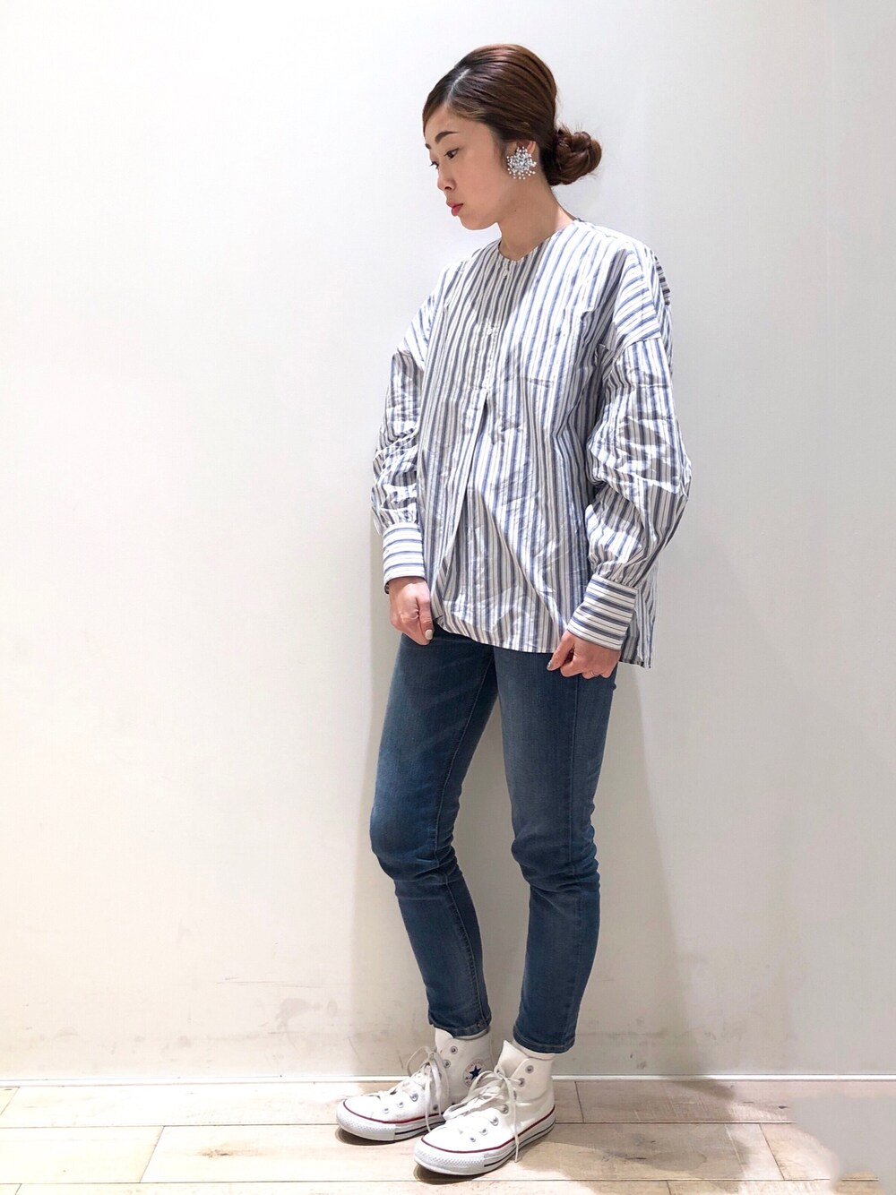 ホワイト系のシャツ/ブラウス、ブルー系のその他パンツ、ホワイト系のスニーカーを着用したレディースの春コーディネートの1枚目の写真