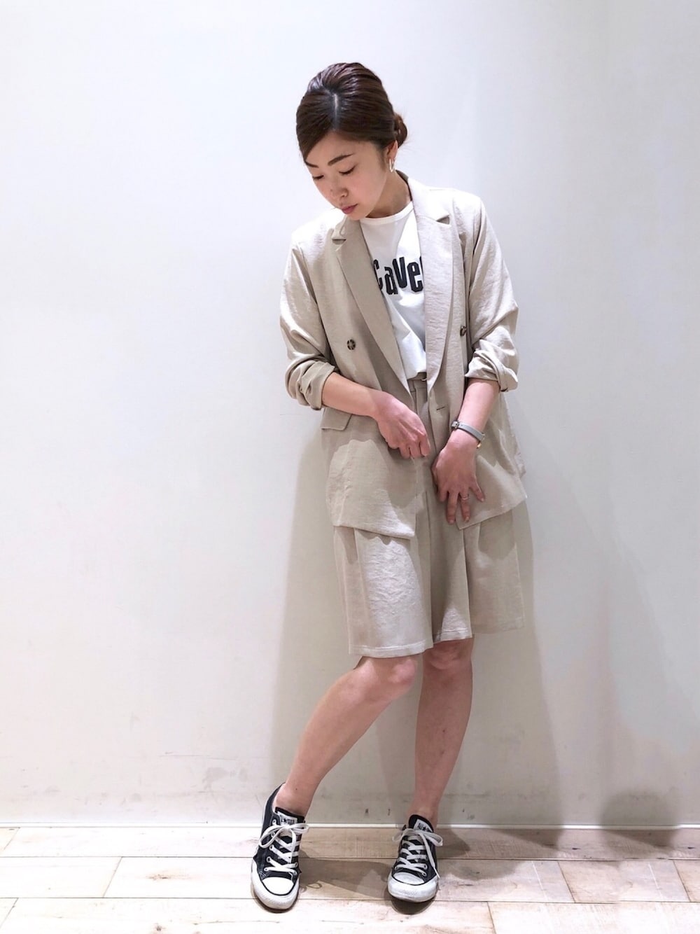 ベージュ系のブルゾン、ベージュ系のその他パンツ、ホワイト系のTシャツ/カットソーを着用したレディースの春コーディネートの1枚目の写真