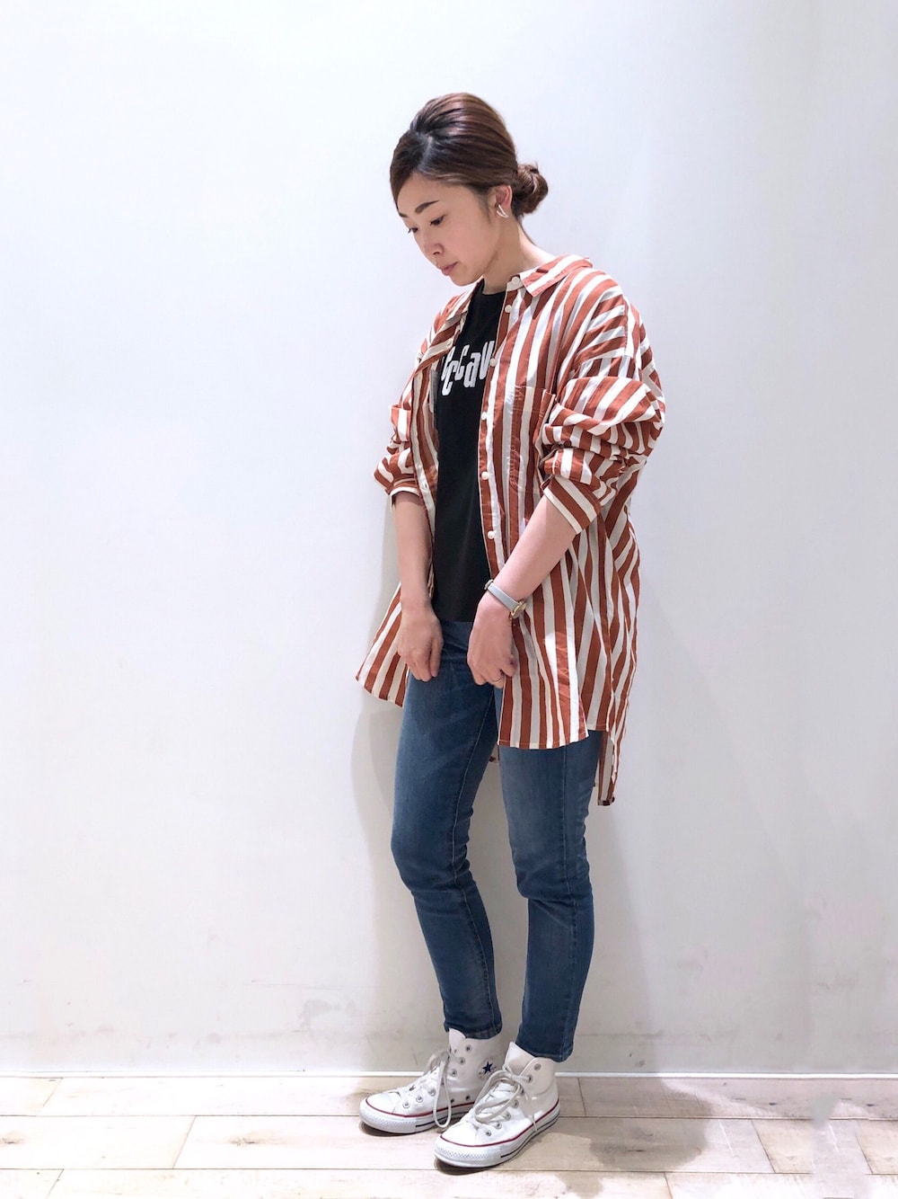 オレンジ系のトップス、ブラック系のTシャツ/カットソー、ブルー系のその他パンツを着用したレディースの春コーディネートの1枚目の写真