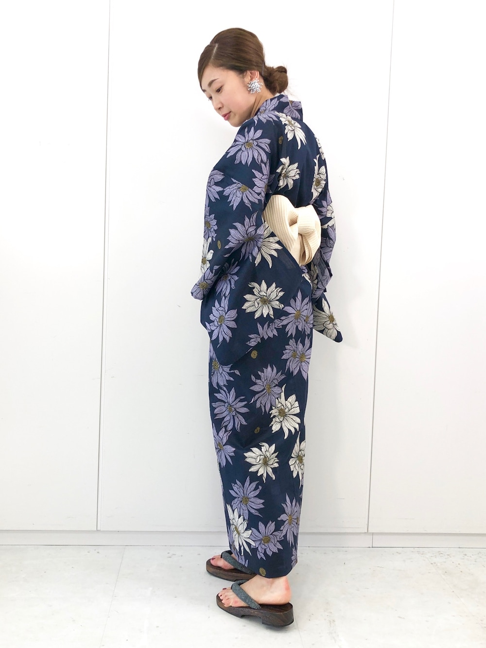 「浴衣、夏コーデ、お祭り、花火大会、花柄、下駄、大人カジュアル、きれいめカジュアル、セットアイテム、キレイめ」｜「YECCA VECCAの線画花柄浴衣（浴衣、ブルー系）」を使った、sakiyoさん（レディース・161cm）の夏コーディネートの1枚目の写真