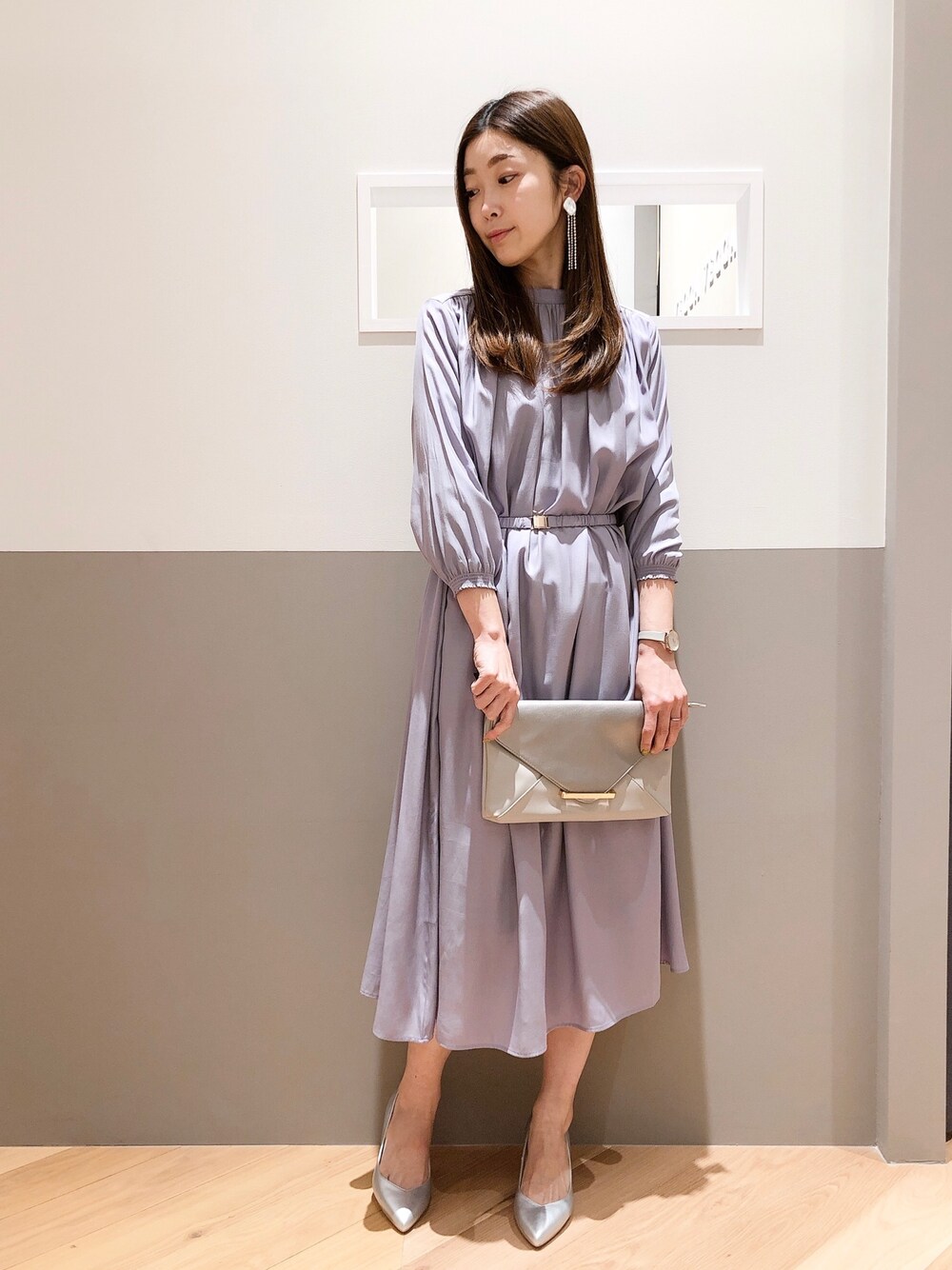 パープル系のワンピース、ベージュ系のトートバッグ、シルバー系のパンプスを着用したレディースの春コーディネートの1枚目の写真
