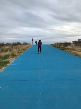 「CONVERSE（コンバース）のアイテム（スニーカー、ブラック系）」を使った、nknmsyさん（メンズ・178cm）の冬コーディネート