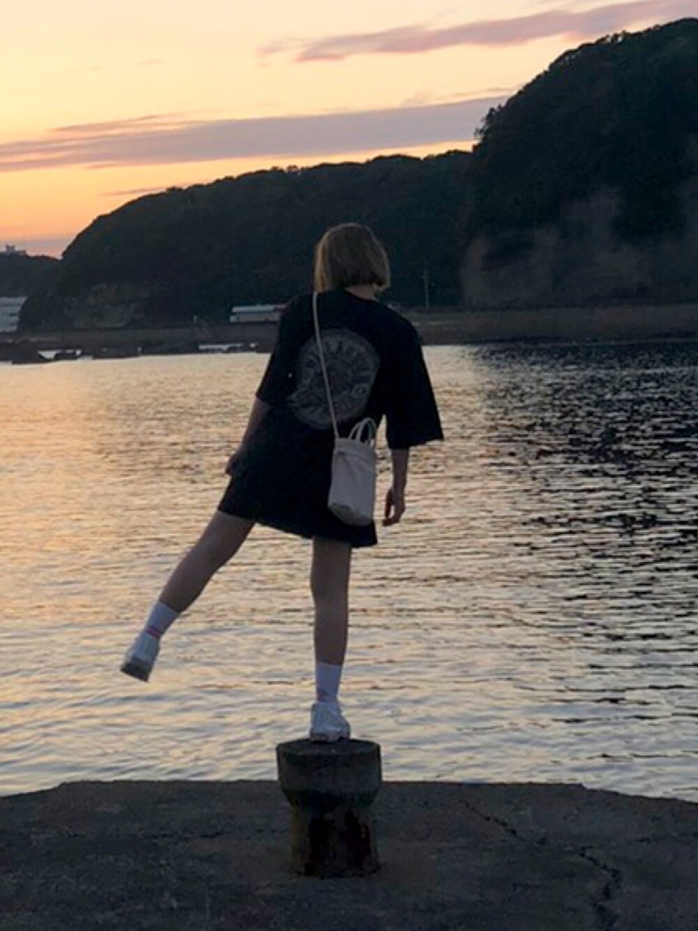 「海、夕日、ラクチンコーデ、今日のコーデ、ootd、おしゃれさんと繋がりたい、ブラック、ビッグシルエット」｜「BILLABONGのアイテム（Tシャツ/カットソー、ブラック系）」を使った、Mさん（レディース・159cm）の夏コーディネートの1枚目の写真