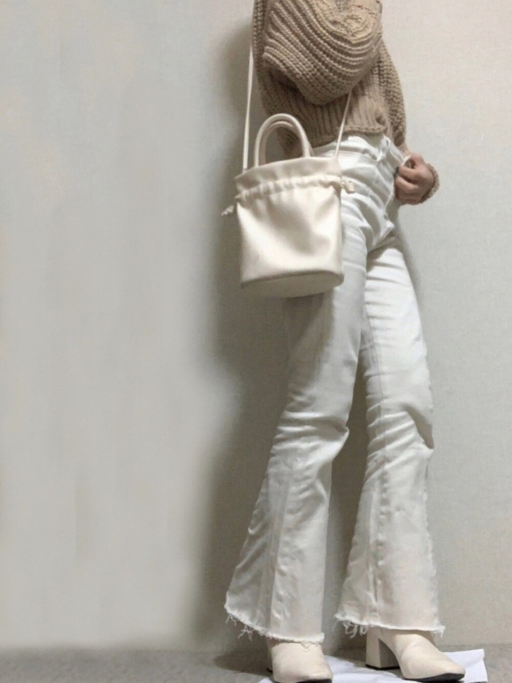 「オトナカジュアル、シンプル、プチプラコーデ、GU、巾着バッグ、GRL、おしゃれさんと繋がりたい、H&M、ショルダーバッグ、チャンキーニット」｜「H&Mのアイテム（ニット/セーター、ベージュ系）」を使った、Mさん（レディース・159cm）の秋コーディネートの1枚目の写真
