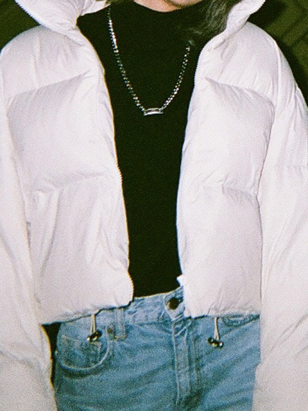 「今日のコーデ、おしゃれさんと繋がりたい、デニムコーデ、冬コーデ、チョコ色に染まれ、オトナカジュアル、sly、moussy」｜「SLYのSHORT DOWN ジャケット/ショートダウン（ダウンジャケット/コート、ホワイト系）」を使った、Mさん（レディース・159cm）の冬コーディネートの1枚目の写真