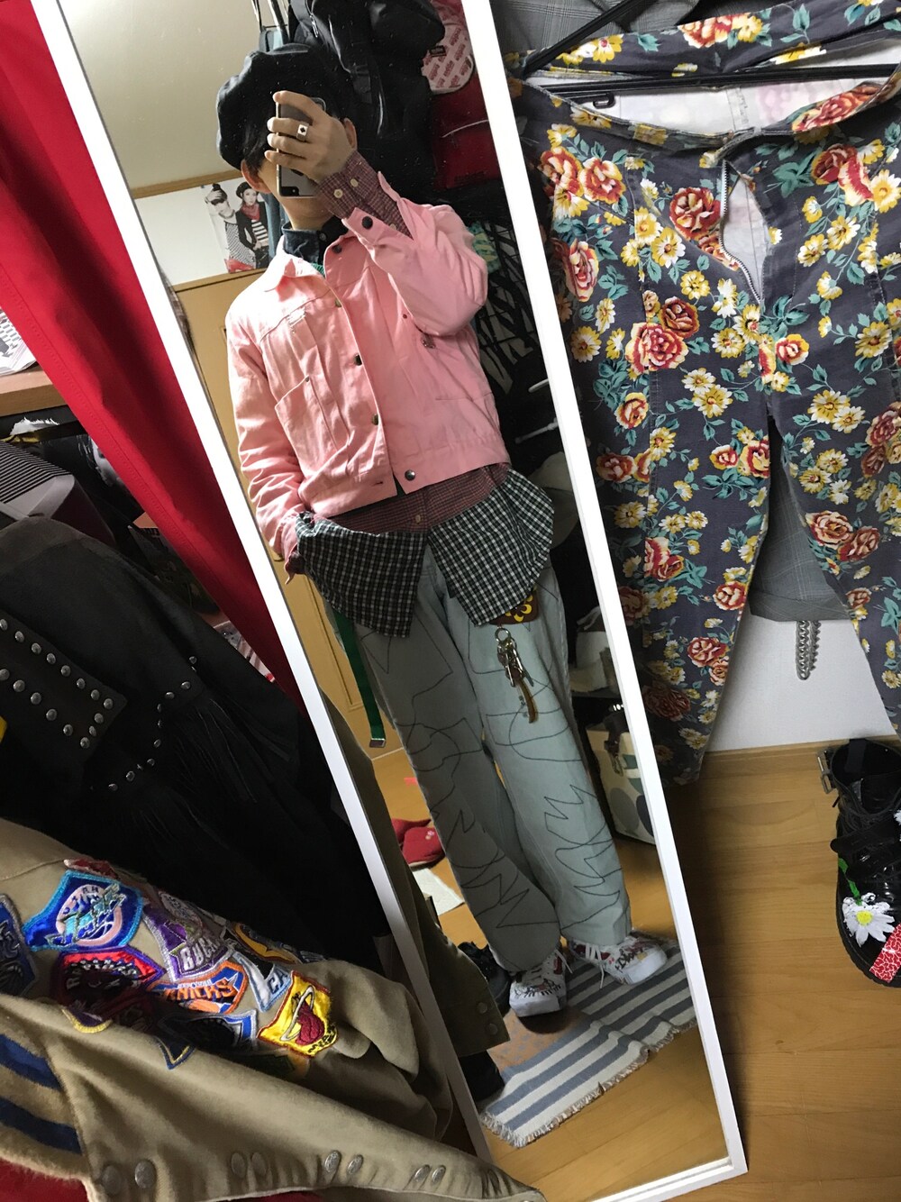 「ootd、秋冬、秋のコーデ、冬コーデ、おしゃれさんと繋がりたい、古着、デニム、リメイク、VANS、ペイント」｜「miumiuのアイテム（カードケース、ブラウン系）」を使った、shin_@さん（メンズ・170cm）の秋コーディネートの1枚目の写真