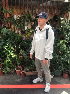 「NIKE（ナイキ）のアイテム（トップス、グレー系）」を使った、Tetsuさん（メンズ・166cm）の冬コーディネート