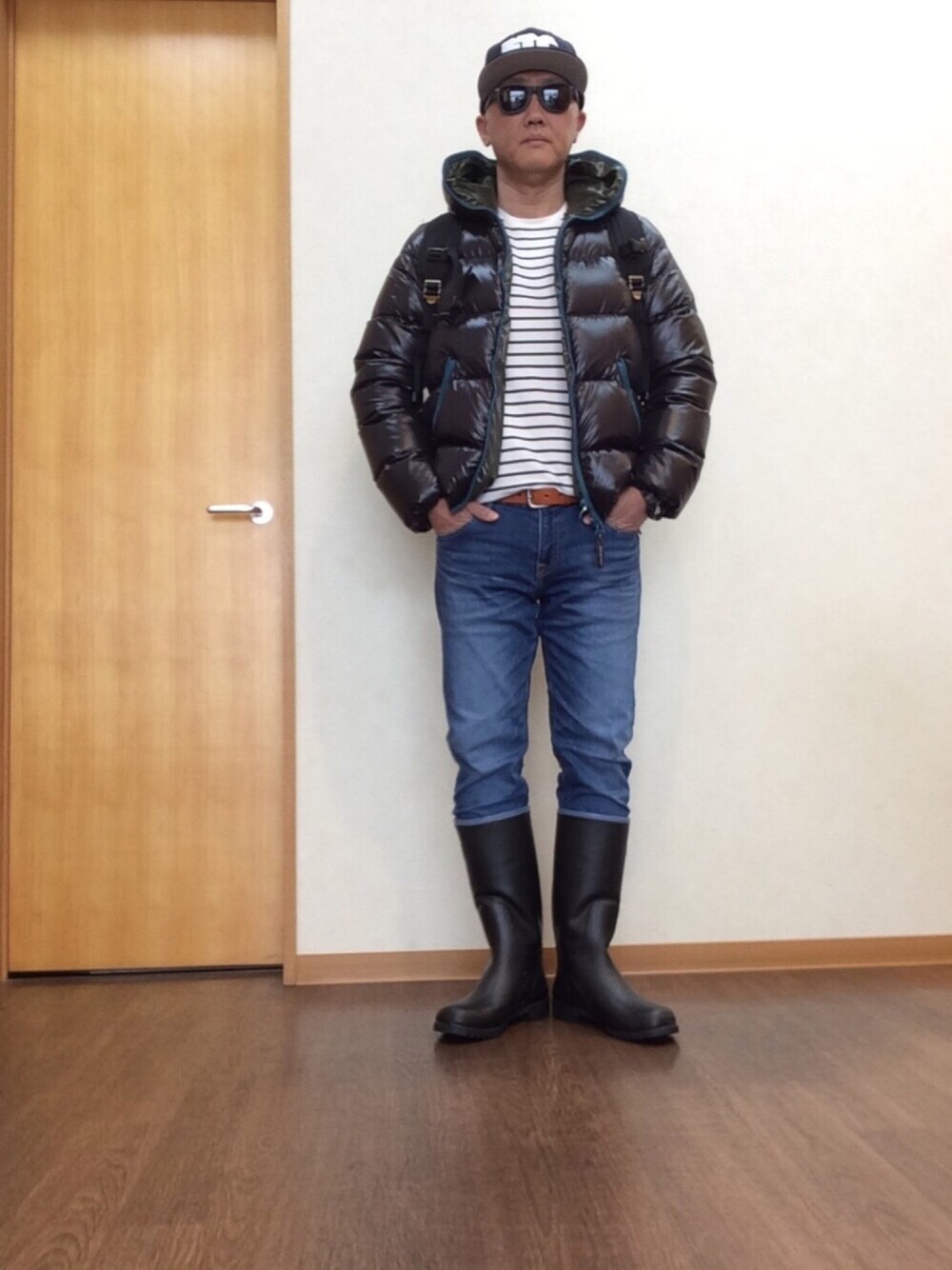 「シンプル、カジュアルコーデ、ダウンジャケット、DUVETICA、カットオフデニム、the DUFFER of st. GEORGE、レインブーツ、リーガル」｜「FTCのアイテム（キャップ、ブルー系）」を使った、シュウさん（メンズ・173cm）の冬コーディネートの1枚目の写真