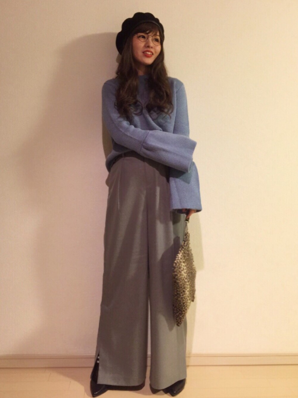 「大人カジュアル、シンプル、ワイドパンツ、フレアパンツ、ニット、ハイネック、ベレー帽、レオパード柄、クラッチバッグ、カジュアル」｜「WEGOのWEGO/パイピングベレー（ハンチング/ベレー帽、ブラック系）」を使った、はまち(¨)♡さん（レディース・153cm）の冬コーディネートの1枚目の写真