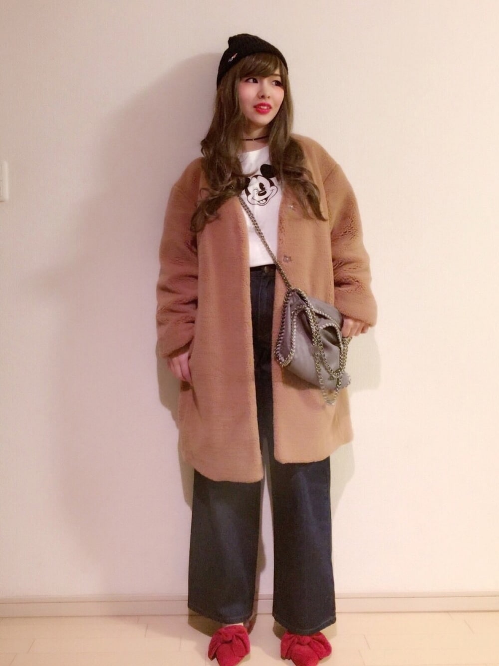 ホワイト系のTシャツ/カットソー、ブルー系のデニムパンツ、レッド系のドレスシューズを着用したレディースの冬コーディネートの1枚目の写真