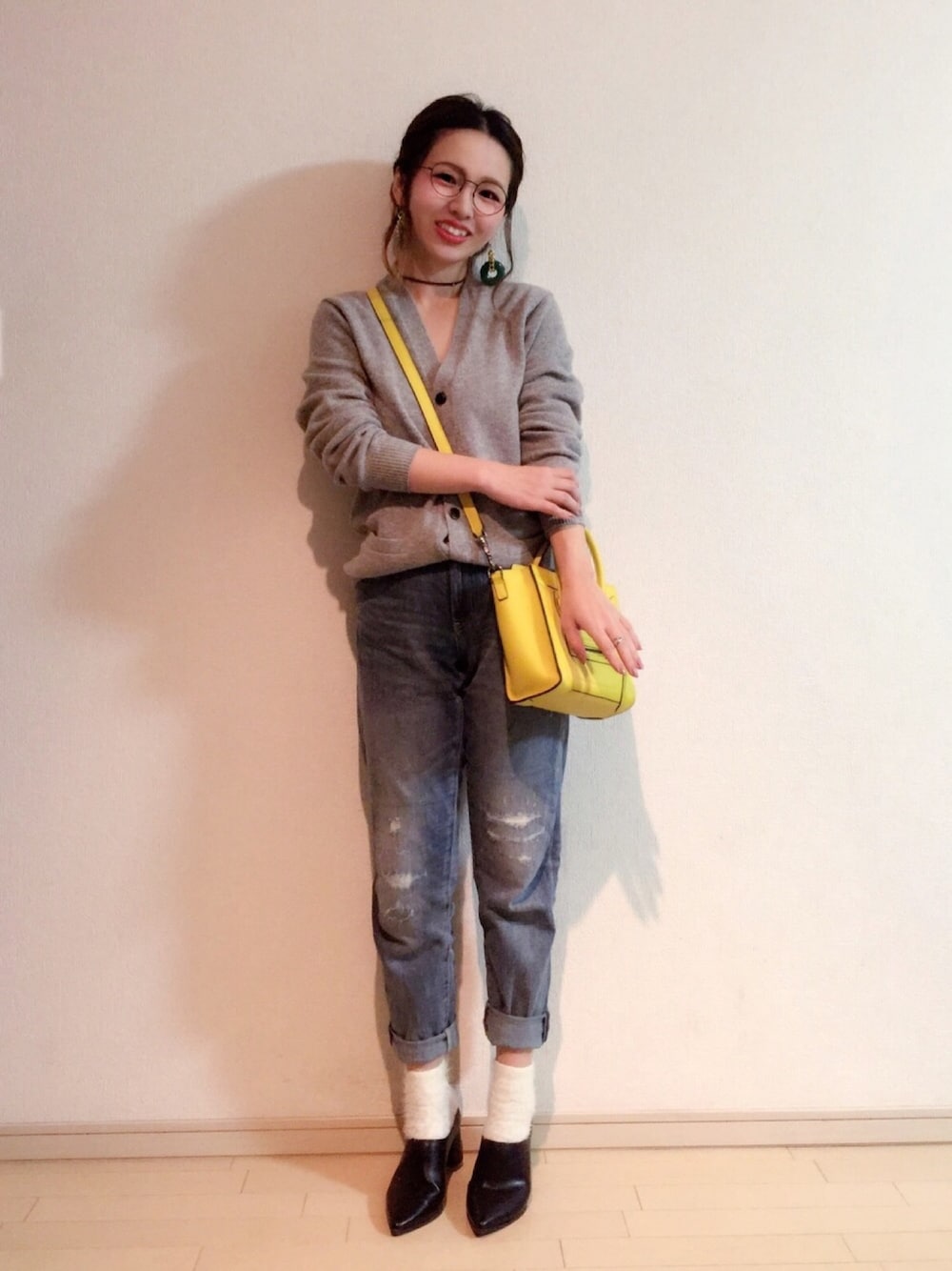 「大人カジュアル、denim、シンプル、ママコーデ、カーディガン、デニム、ロールアップ、チョーカー、ショルダーバッグ」｜「shimoneのアイテム（ピアス（両耳用）、その他）」を使った、はまち(¨)♡さん（レディース・153cm）の冬コーディネートの1枚目の写真