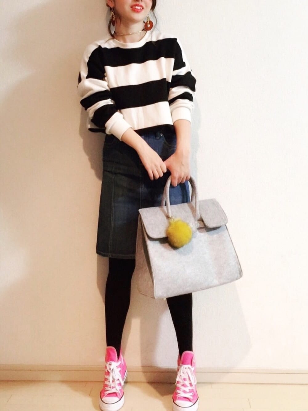 ブラック系のワンピース、ブルー系のデニムスカート、グレー系のバッグを着用したレディースの冬コーディネートの1枚目の写真