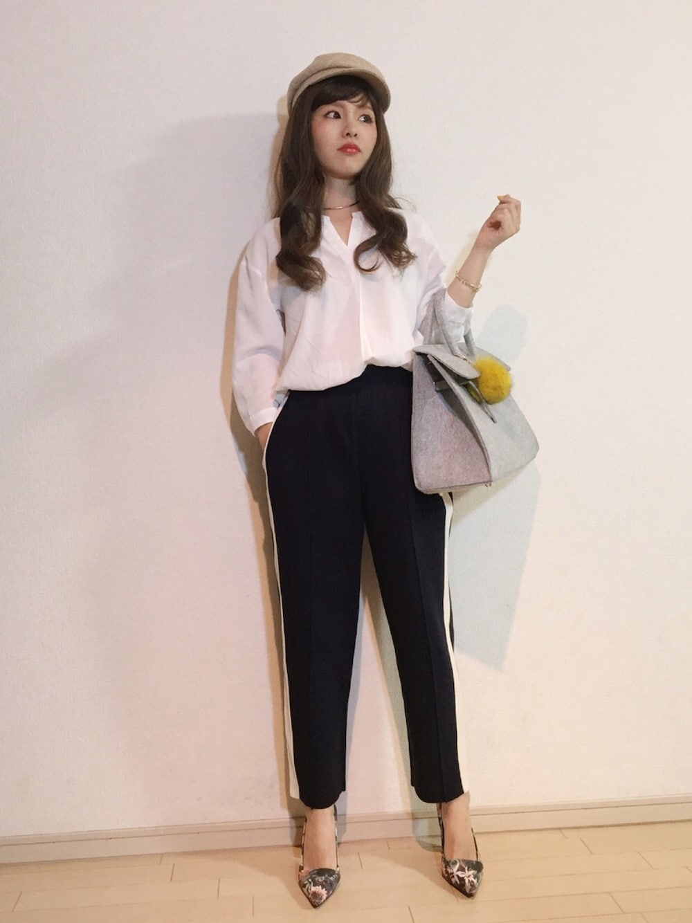 ホワイト系のシャツ/ブラウス、グレー系のバッグ、ブルー系のその他パンツを着用したレディースの春コーディネートの1枚目の写真