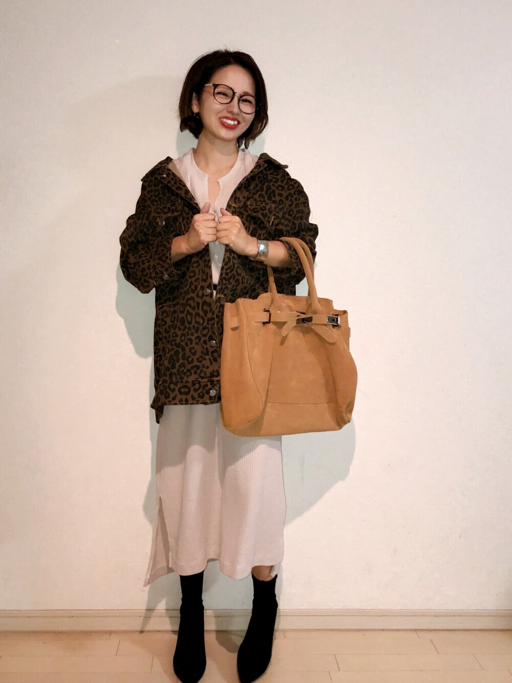 ブラウン系のその他アウター、ベージュ系のワンピース、ブラウン系のバッグを着用したレディースの秋コーディネートの1枚目の写真