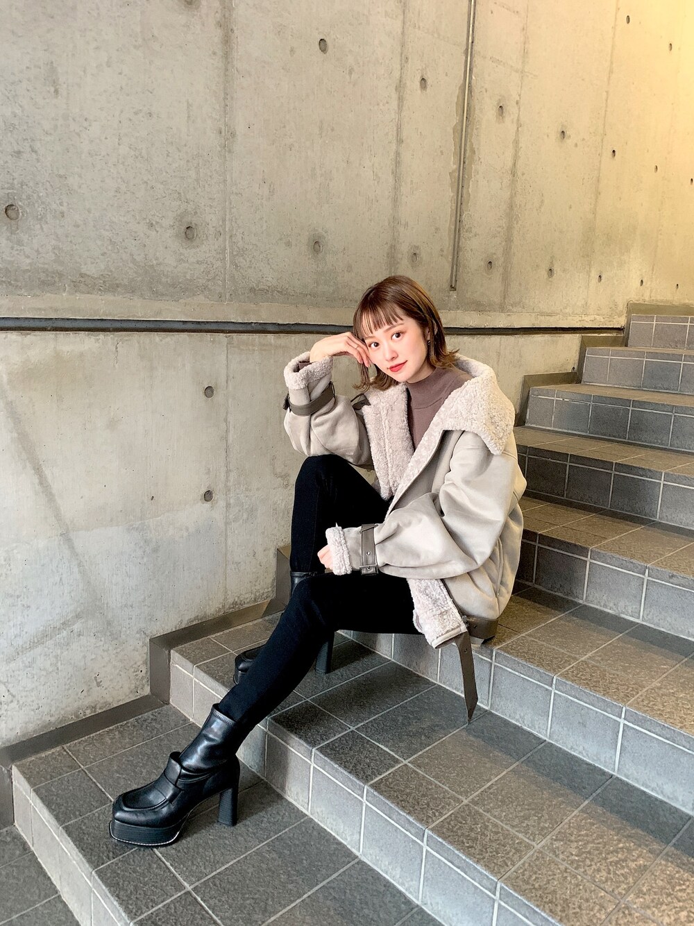 「murua、ムートンコート、モード、あったかコーデ、パイピングコート、muruaコーデ、muruasnap、アレンジタックムートンブルゾン」｜「MURUAのパフスリーブハイネックニット（ニット/セーター、ブラウン系）」を使った、土肥　夕華さん（レディース・158cm）の秋コーディネートの1枚目の写真