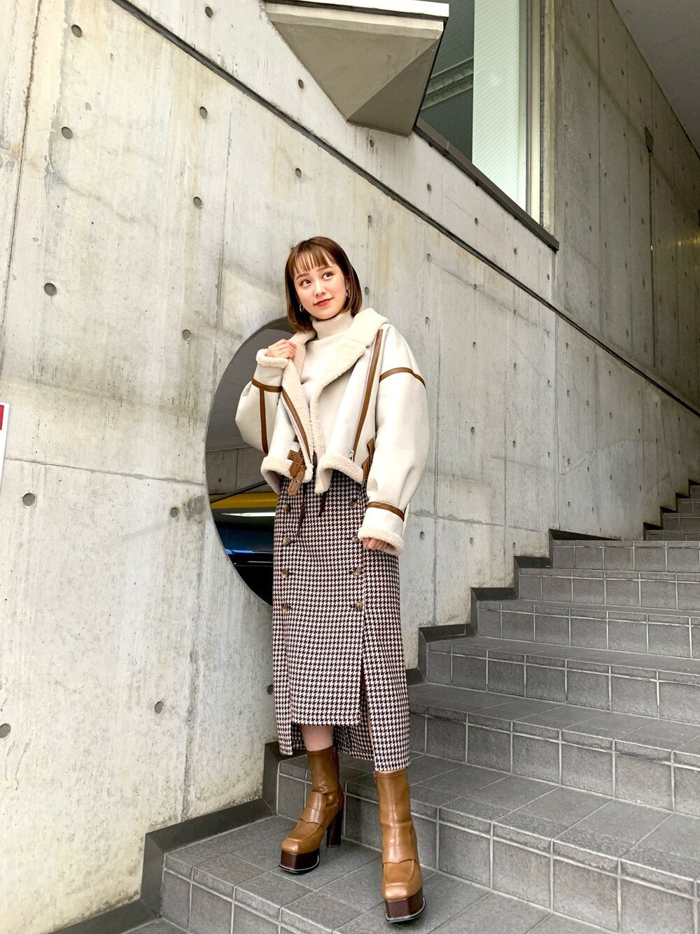 「冬コーデ、murua、休日スタイル、ムートンコート、ボアジャケット、あったかコーデ、パイピングコート、muruaコーデ、muruasnap、マイベストコーデ2020」｜「MURUAのボタンスリットIラインスカート（スカート、その他）」を使った、土肥　夕華さん（レディース・158cm）の秋コーディネートの1枚目の写真