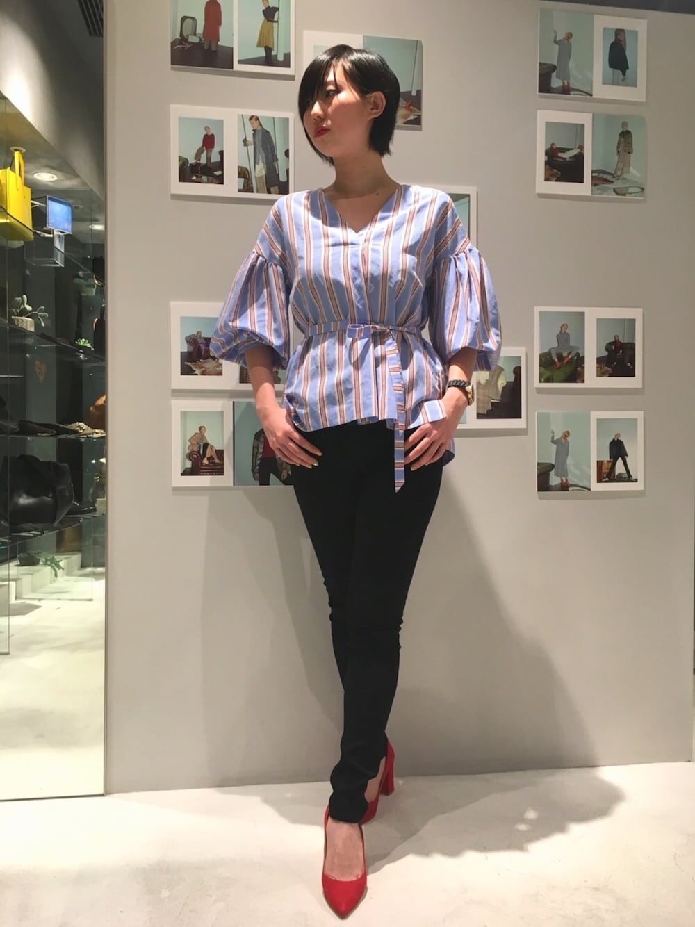 「シンプルコーデ、春コーデ、高身長女子、カジュアルコーデ、スキニーデニム、ストライプ、デニムパンツ、キレイめ、大人かわいい、city」｜「cityのストライプボリュームスリーブブラウス（シャツ/ブラウス、ブルー系）」を使った、はっとりさん（レディース・167cm）の冬コーディネートの1枚目の写真
