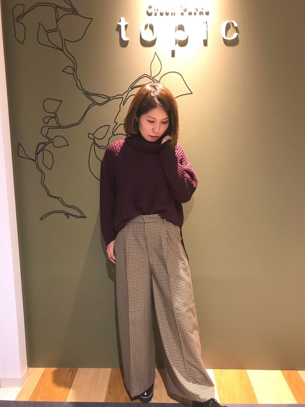 「オフタートル、パープル、センタープレスパンツ、チェック、ケーブル、レースアップシューズ、厚底」｜「Green　Parksのざっくりケーブルタートルニットプルオーバー（ニット/セーター、パープル系）」を使った、きょんさん（レディース・160cm）の秋コーディネートの1枚目の写真