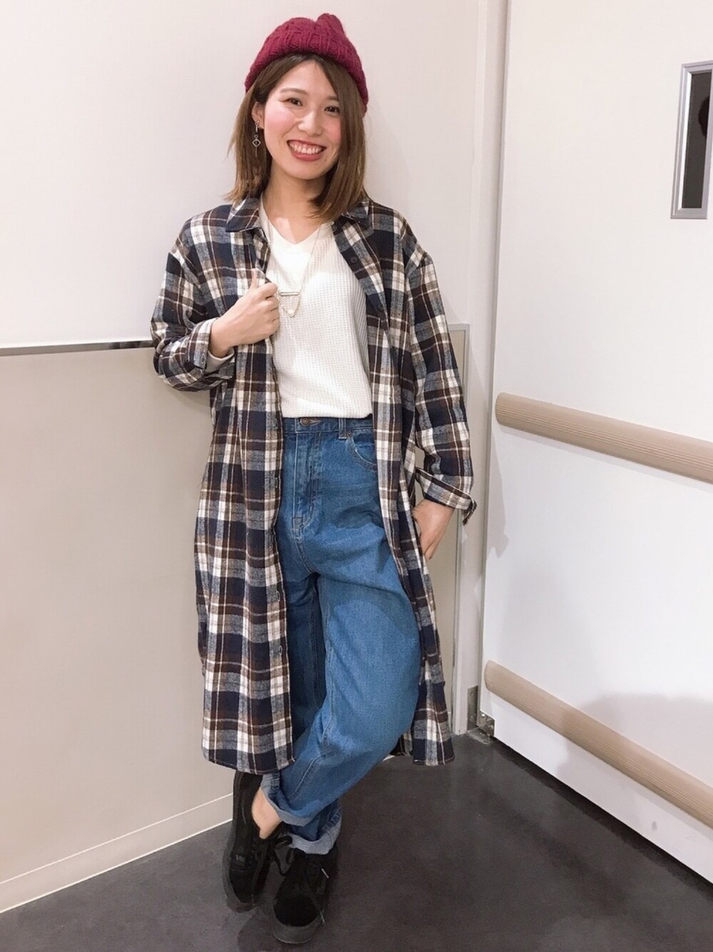 「チェック、シャツワンピ、オトナカジュアル、ストレートデニム、ワッフルカットソー、サーマル、ニット帽、きまわしコーデ」｜「Green　Parksの・カジュアルチェックシャツワンピース（ワンピース、ブラウン系）」を使った、きょんさん（レディース・160cm）の冬コーディネートの1枚目の写真