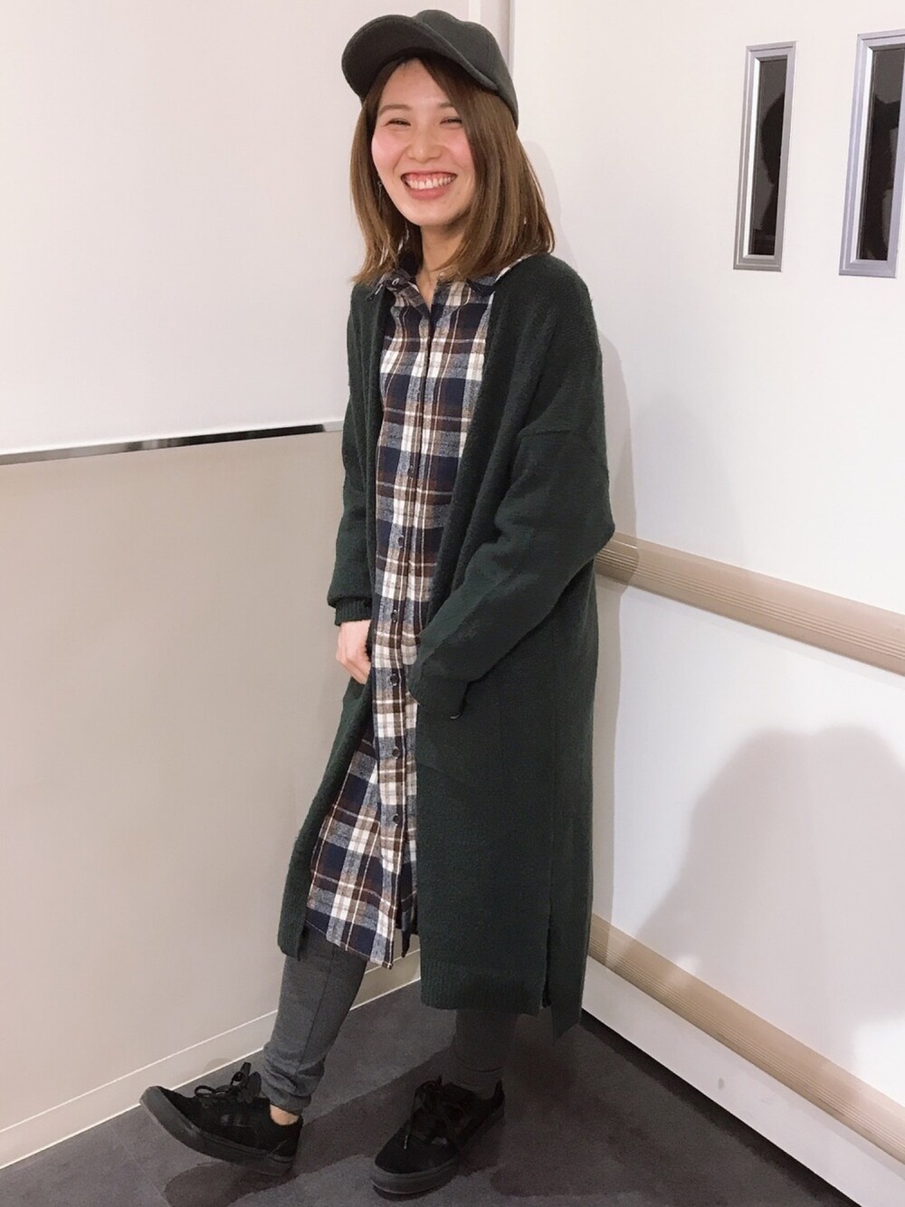 「シャツワンピ、チェック、ロングカーディガン、ブラウン、キャップ、グリーン、レギンスコーデ」｜「Green　Parksの・ポケット付きロングニットカーディガン（カーディガン/ボレロ、グリーン系）」を使った、きょんさん（レディース・160cm）の冬コーディネートの1枚目の写真