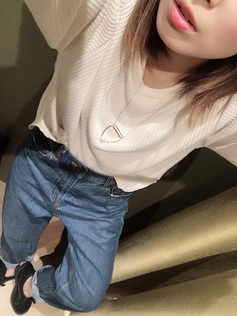 「デニムパンツ、ストレートデニム、カジュアルコーデ、大人カジュアル、シンプルコーデ、サーマル、白Tシャツ、裏起毛、スニーカー、グリーンパークス」｜「Green　Parksの・パール&ビーズネックレス（ネックレス、ゴールド系）」を使った、きょんさん（レディース・160cm）の冬コーディネートの1枚目の写真