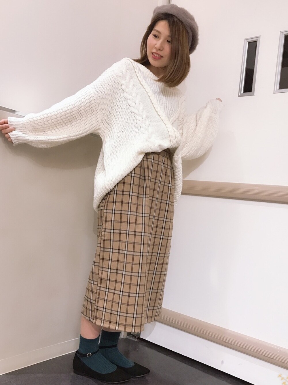 「ケーブルニット、チェックスカート、タイトスカート、ナロースカート、パンプス×靴下、大人カジュアル、ベレー帽コーデ」｜「titivateの・titivateケーブルニットプルオーバー（ニット/セーター、ホワイト系）」を使った、きょんさん（レディース・160cm）の冬コーディネートの1枚目の写真