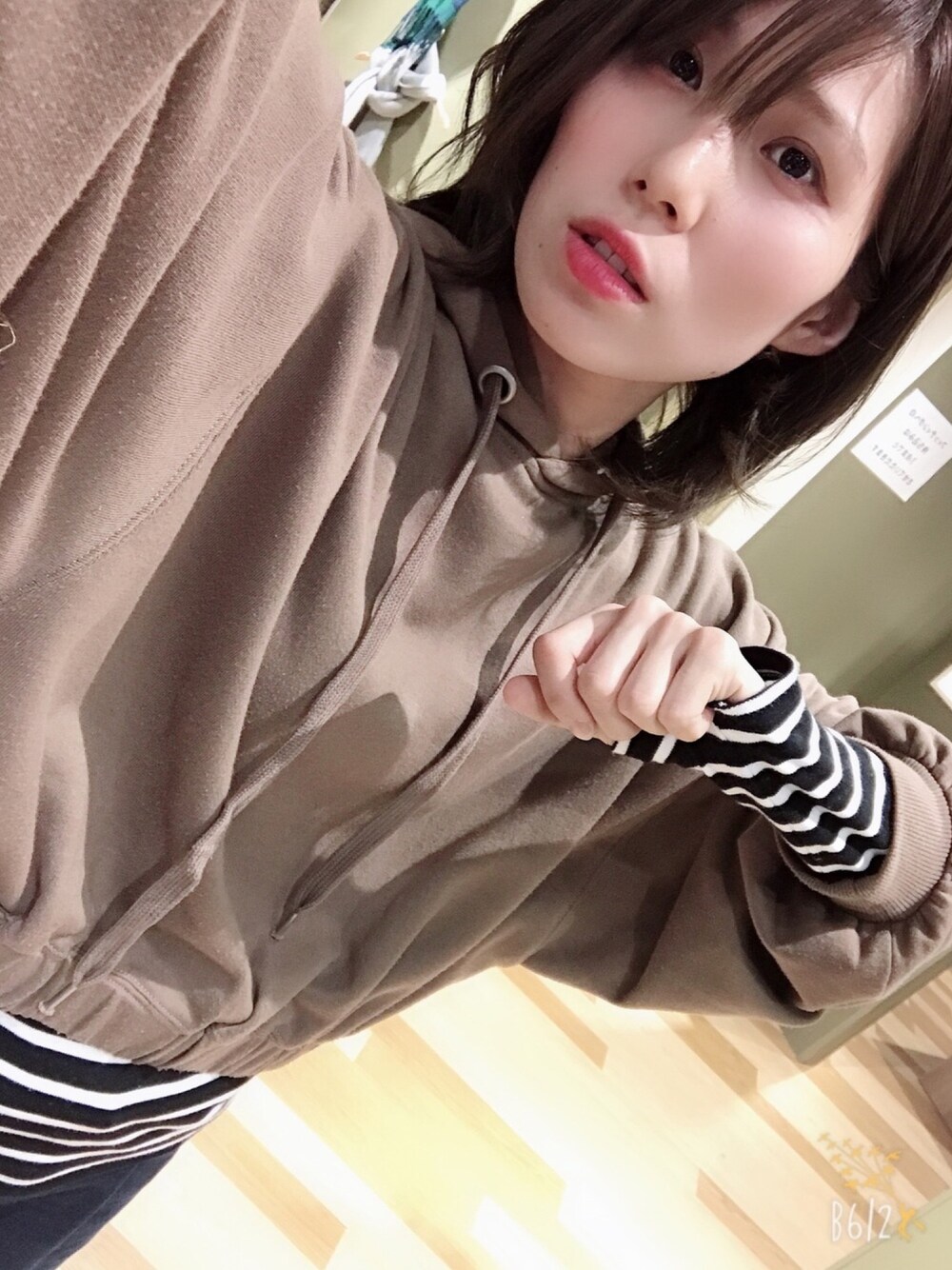 「パーカー、モカ、ワイドパンツ、ヘインズTシャツ、ロンT、カジュアルコーデ、オトナカジュアル」｜「Green　Parksの・ウラキモウバッグパーカー ●（パーカー、ベージュ系）」を使った、きょんさん（レディース・160cm）の冬コーディネートの1枚目の写真