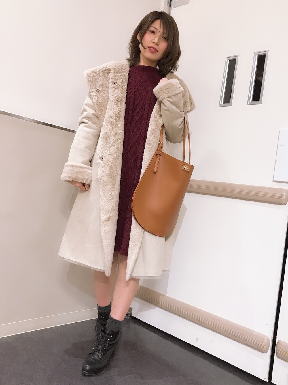 「デート、ニットワンピース、ボルドー、冬コーデ、コート、ムートン、ムートンコート、ケーブルニット」｜「earth music&ecologyのフェイクムートンコート(フード) ●（ムートンコート、ベージュ系）」を使った、きょんさん（レディース・160cm）の冬コーディネートの1枚目の写真