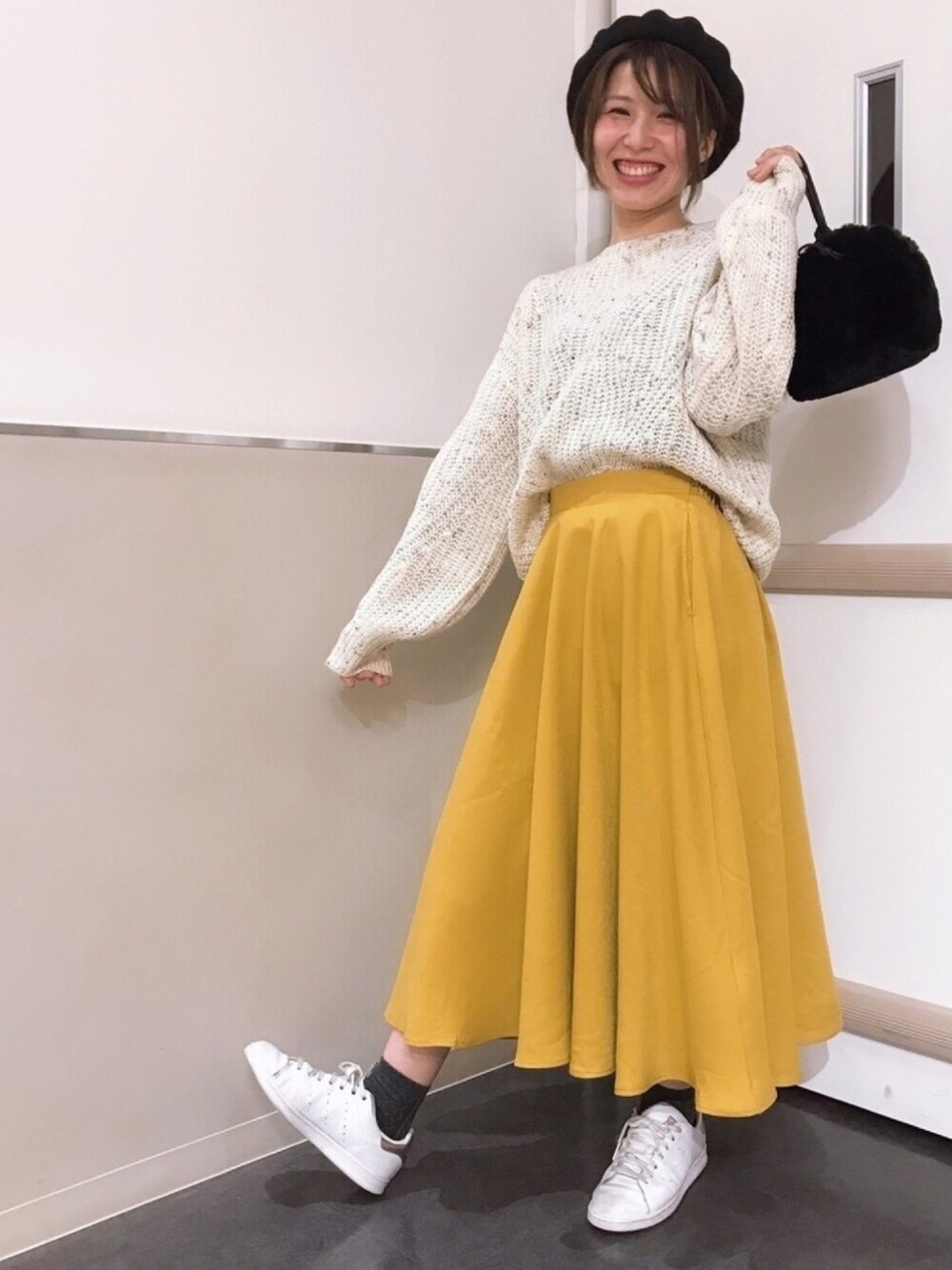「カラフルニット、スカート、フレアスカート、イエロー、ファーバッグ、巾着バッグ、スタンスミス、ベレー帽、おでかけ」｜「titivateの・titivateカラフルヤーンニットプルオーバー（ニット/セーター、ホワイト系）」を使った、きょんさん（レディース・160cm）の冬コーディネートの1枚目の写真