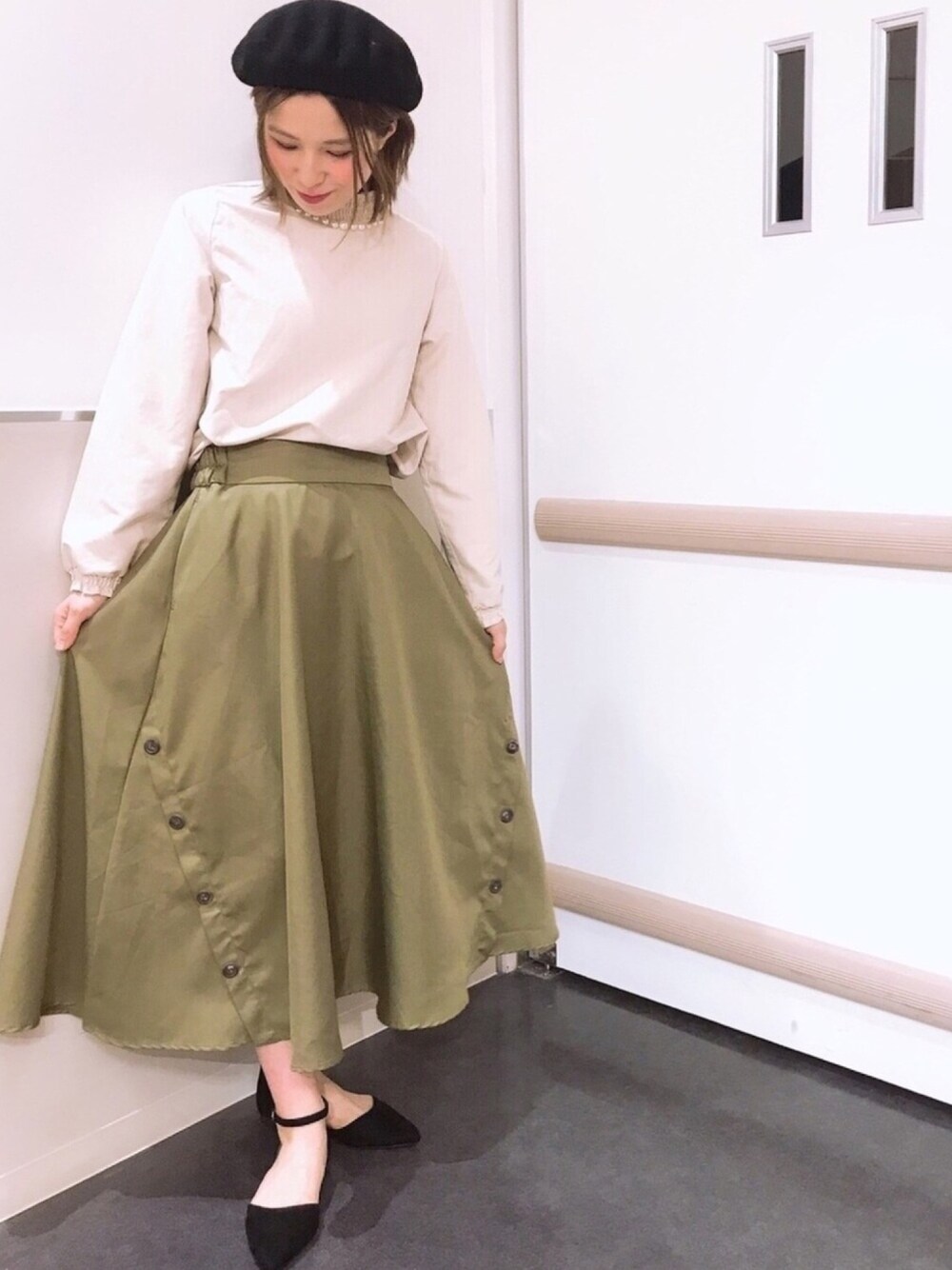 「春コーデ、ブラウス、スカート、きれいめカジュアル、ベレー帽、Green Parks」｜「Green　Parksの・パール付ハイネックブラウス（シャツ/ブラウス、ホワイト系）」を使った、きょんさん（レディース・159cm）の冬コーディネートの1枚目の写真