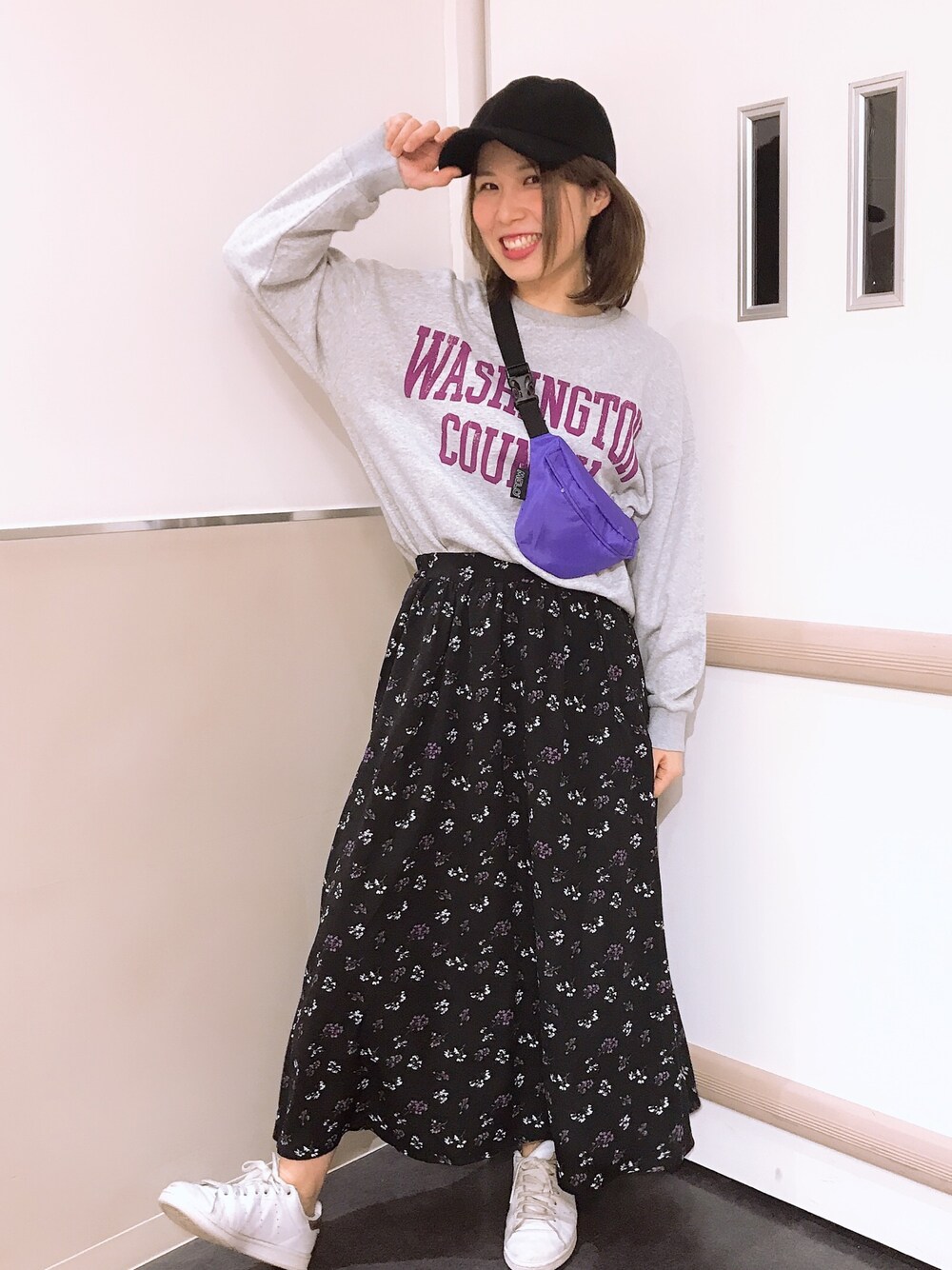 「カジュアルコーデ、パープル、スウェット、グレー、花柄、キャップ」｜「earth music&ecologyの・ロゴスウェットプルオーバー（Tシャツ/カットソー、グレー系）」を使った、きょんさん（レディース・159cm）の冬コーディネートの1枚目の写真