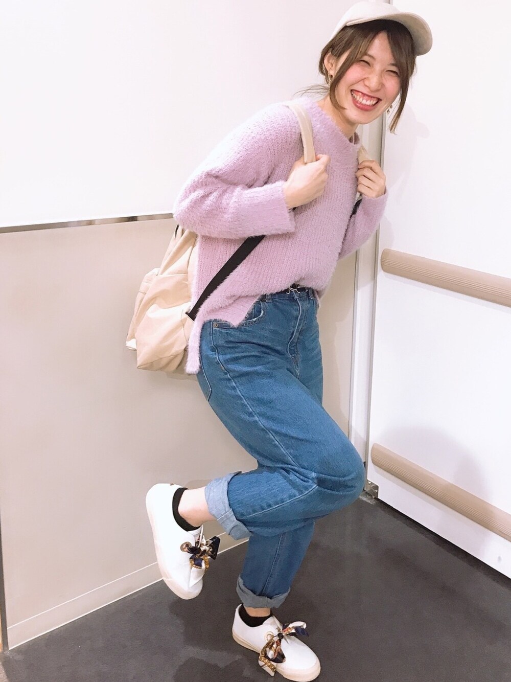 「ボーイッシュ、デニム、アウトドアスタイル、ピンク、おしゃれさんと繋がりたい、キャップ、スニーカー、カジュアル」｜「Green　Parksの・フェザーラメニットプルオーバー（ニット/セーター、パープル系）」を使った、きょんさん（レディース・159cm）の冬コーディネートの1枚目の写真