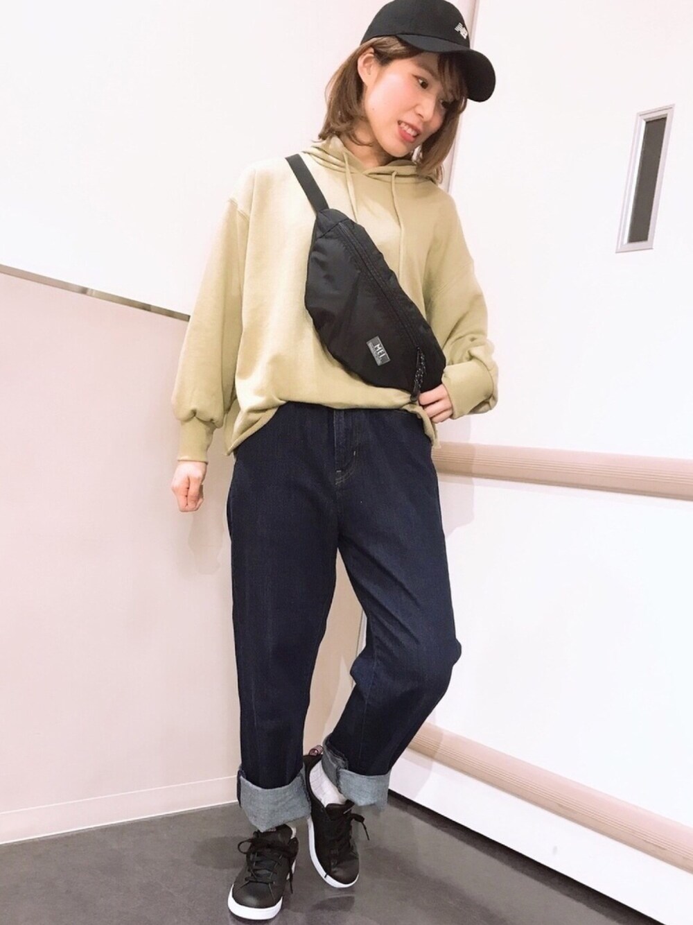 「スウェット、カジュアル、デニムパンツ、ショートヘア、グリーンパークス、ウエストポーチ、スニーカー、ニューバランス、adidas」｜「Green　Parksのスウェットパーカー（パーカー、グリーン系）」を使った、きょんさん（レディース・159cm）の冬コーディネートの1枚目の写真