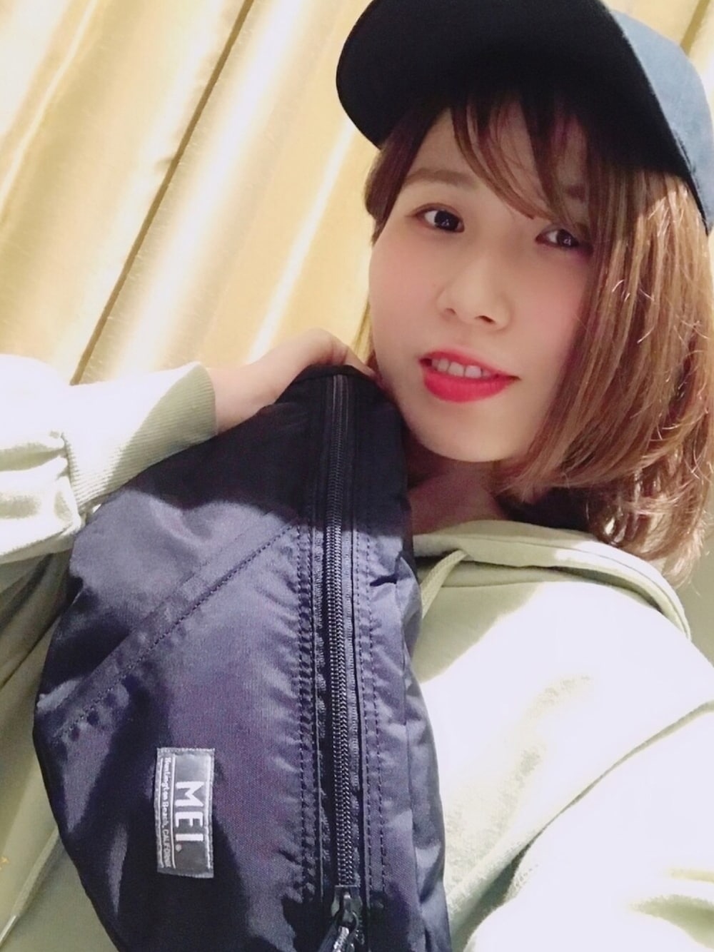 「MEI、カジュアルコーデ、パーカー、キャップ」｜「Green　Parksのスウェットパーカー（パーカー、グリーン系）」を使った、きょんさん（レディース・159cm）の冬コーディネートの1枚目の写真
