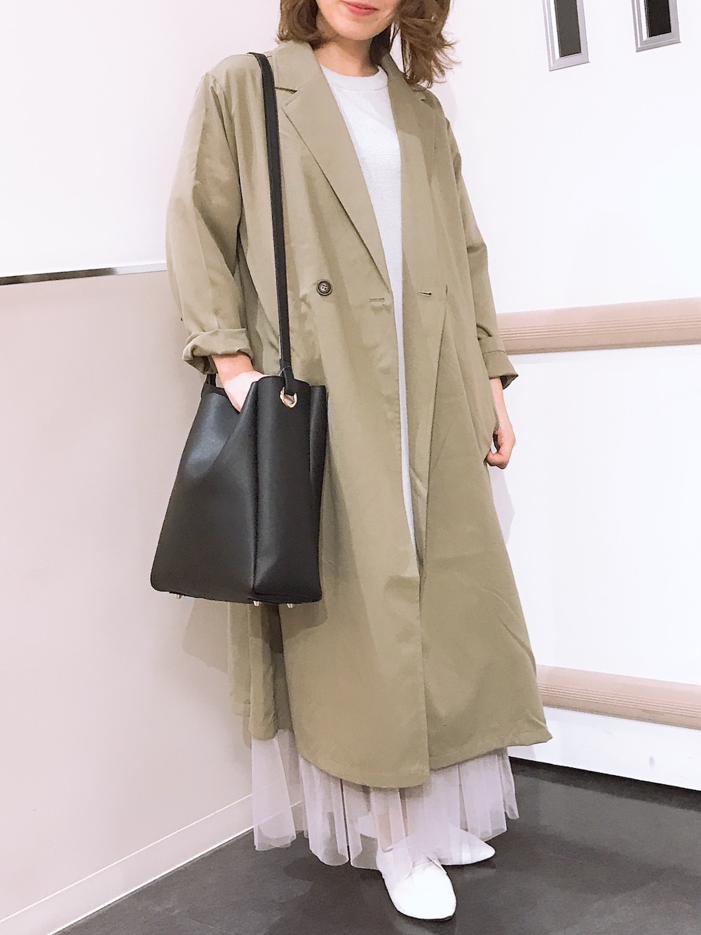 「カーキ、トレンチコート、カジュアル、お気に入りの服でデートに行こう、オトナカジュアル、ニットワンピース、レイヤードスタイル、チュールスカート」｜「Green　Parksのオーバートレンチコート（トレンチコート、グリーン系）」を使った、きょんさん（レディース・159cm）の冬コーディネートの1枚目の写真
