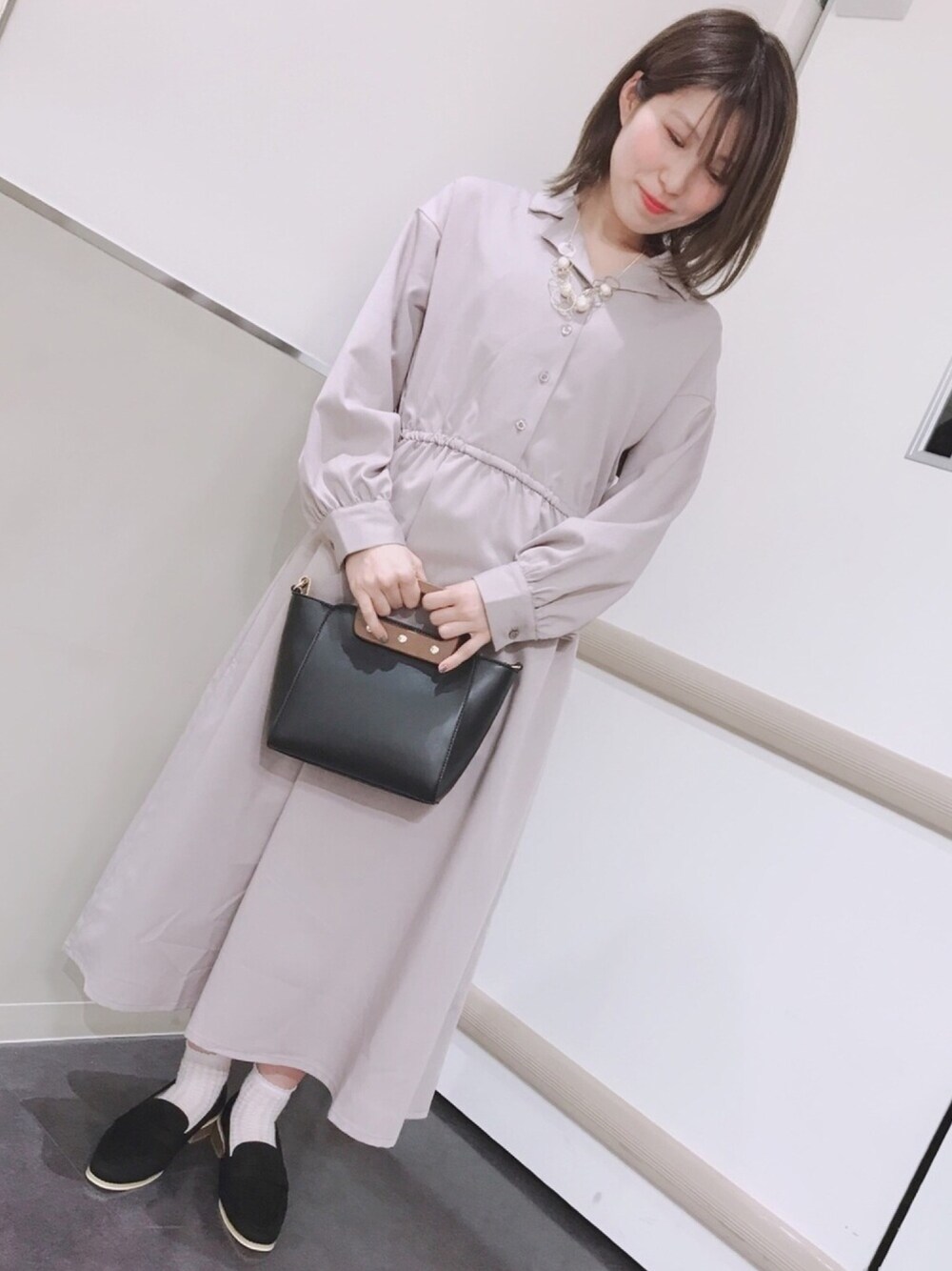 「春、きれいめカジュアル、シャツワンピ、オープンカラーシャツ、パステル映える春、グレーベージュ、パンプス、シャツスタイル」｜「Green　Parksの・オ-プンカラーワンピース（ワンピース、ベージュ系）」を使った、きょんさん（レディース・159cm）の春コーディネートの1枚目の写真