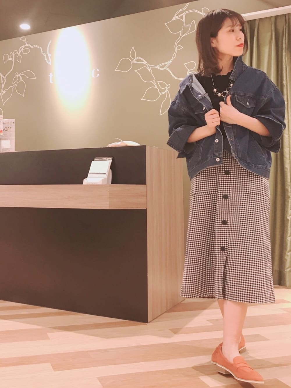 「Gジャン、春アウター、スタッフセンバツ、チェックスカート、台形ｽｶｰﾄ、モノトーン、ピンク、ローファー」｜「Green　Parksの袖口レース×ローリブロンT（Tシャツ/カットソー、ブラック系）」を使った、きょんさん（レディース・159cm）の春コーディネートの1枚目の写真