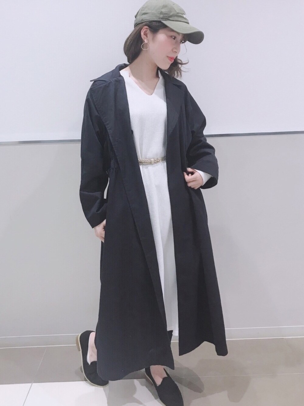 「トレンチコート、アウター、スタッフセンバツ、ワッフル、キーネック、デニム、キャップ、MEI」｜「Green　Parksの・ウエストギャザリングトレンチコート○＜スプリングコート＞（トレンチコート、ブルー系）」を使った、きょんさん（レディース・159cm）の春コーディネートの1枚目の写真