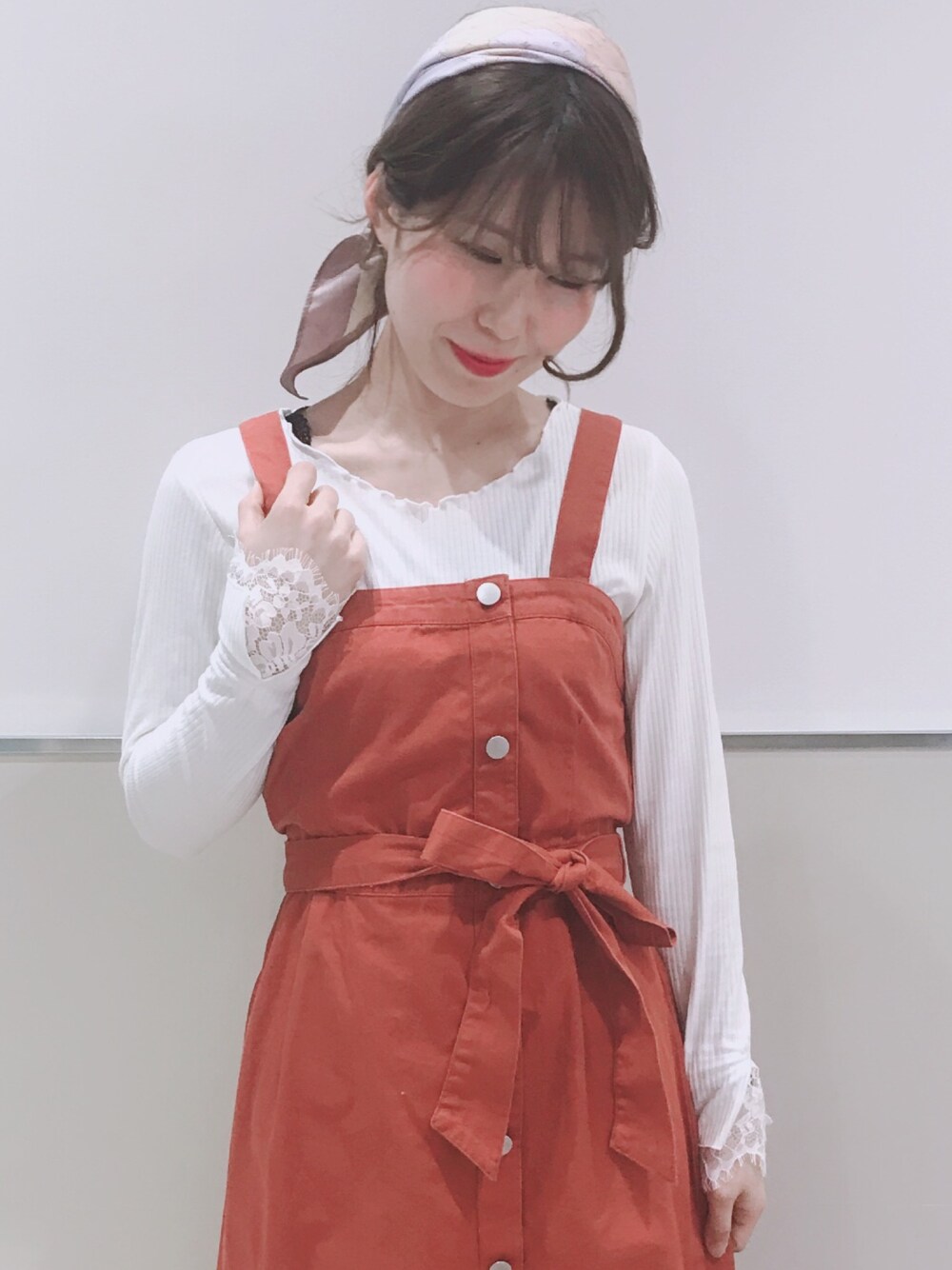 「カジュアル、ジャンスカ、オレンジ、春コーデ、スカーフ、レース、ロンT」｜「Green　Parksのサイド釦ジャンバースカート（ジャンパースカート、オレンジ系）」を使った、きょんさん（レディース・159cm）の春コーディネートの1枚目の写真