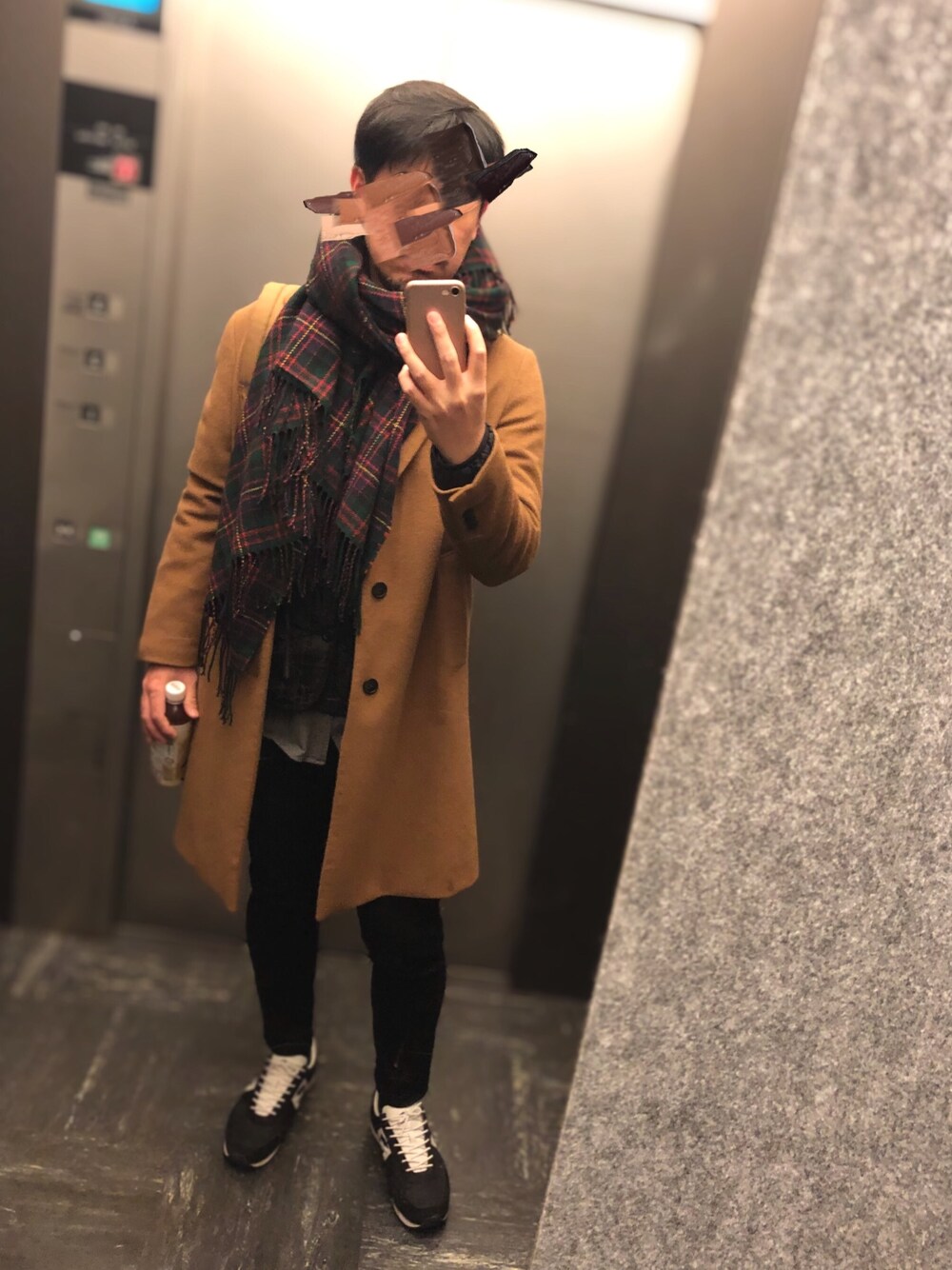 「ユニクロ、チェスターコート、クリスマスカラー」｜「UNIQLOのアイテム（ストール/ショール、グリーン系）」を使った、Kさん（メンズ・171cm）の冬コーディネートの1枚目の写真