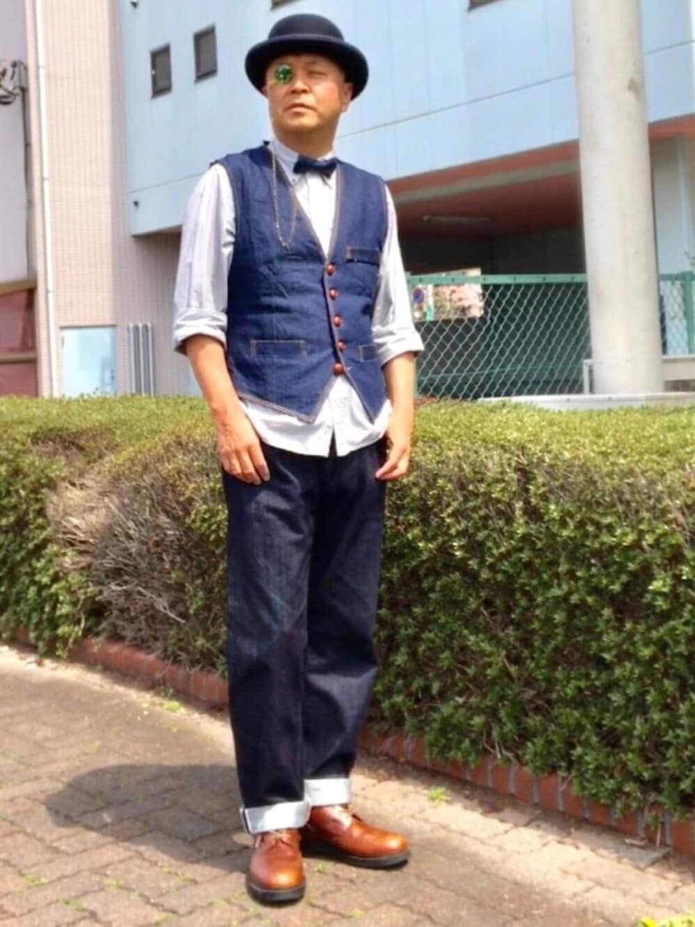 「デニム、トラッド、蝶タイ、ジーンズ、ボウラーハット」｜「自家製デニム蝶タイのアイテム（蝶ネクタイ、ブルー系）」を使った、でゑさん（メンズ・175cm）の春コーディネートの1枚目の写真