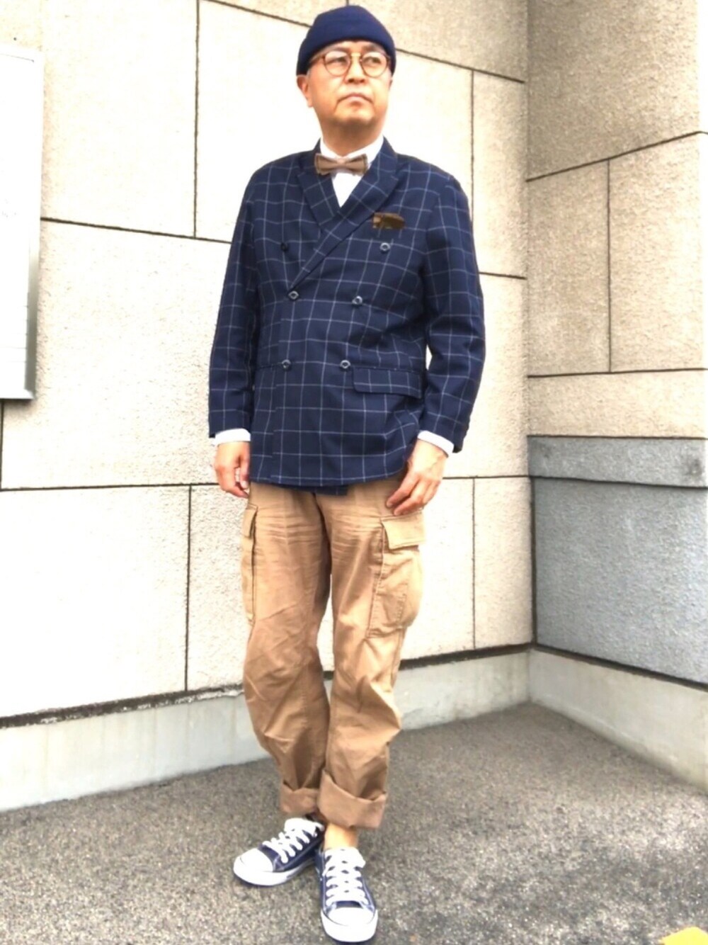 「トラッド、プレッピー、蝶タイ、カーゴパンツ、フィッシャーマンキャップ」｜「自家製蝶タイのアイテム（蝶ネクタイ、ベージュ系）」を使った、でゑさん（メンズ・175cm）の春コーディネートの1枚目の写真