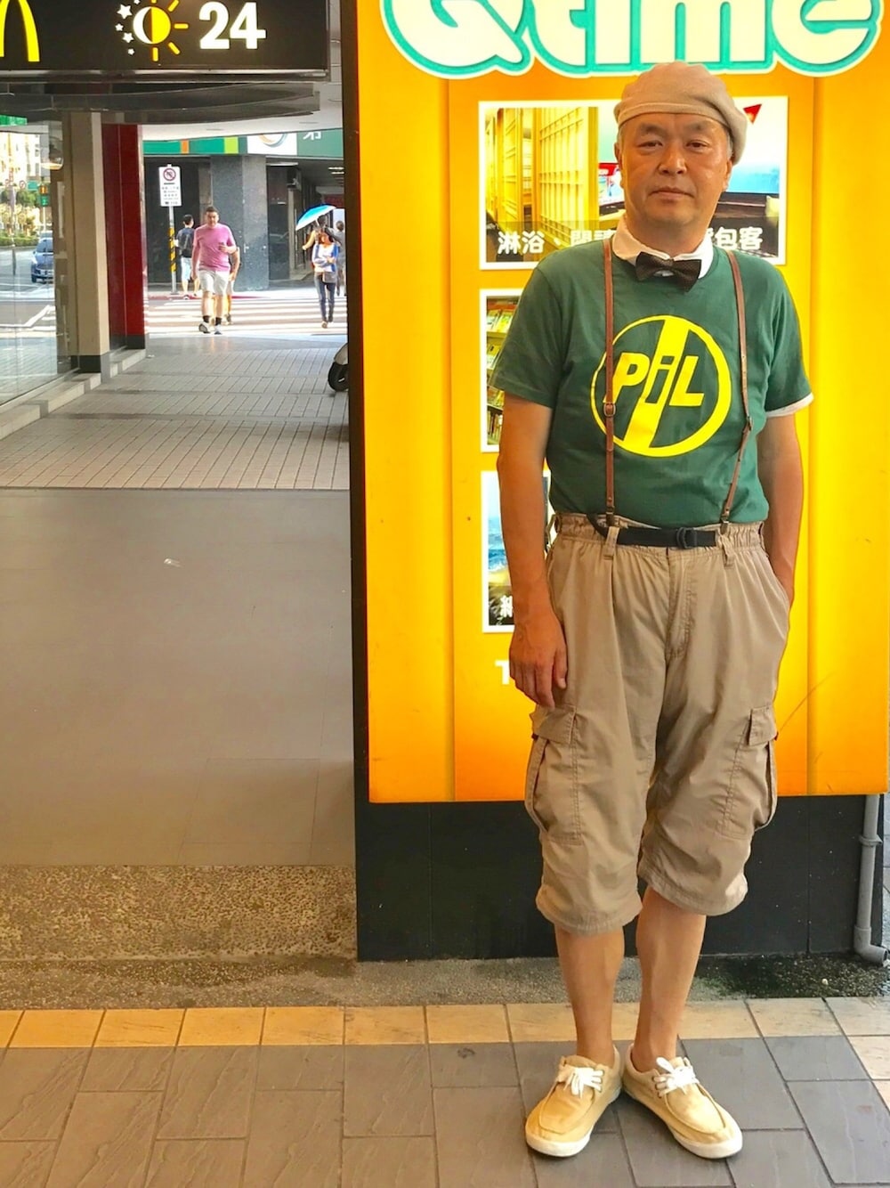 「旅行コーデ、Tシャツ、サスペンダー、蝶タイ、カーゴパンツ」｜「台北双連駅のアイテム（その他、その他）」を使った、でゑさん（メンズ・175cm）の夏コーディネートの1枚目の写真