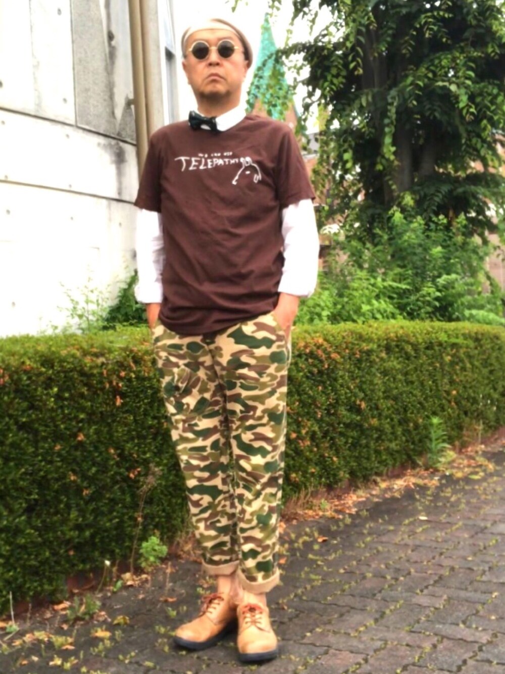 「トラッド、カモフラパンツ、Tシャツ、付け襟、蝶タイ」｜「ラウンドカラーの付け襟のアイテム（ファッション雑貨、ホワイト系）」を使った、でゑさん（メンズ・175cm）の夏コーディネートの1枚目の写真
