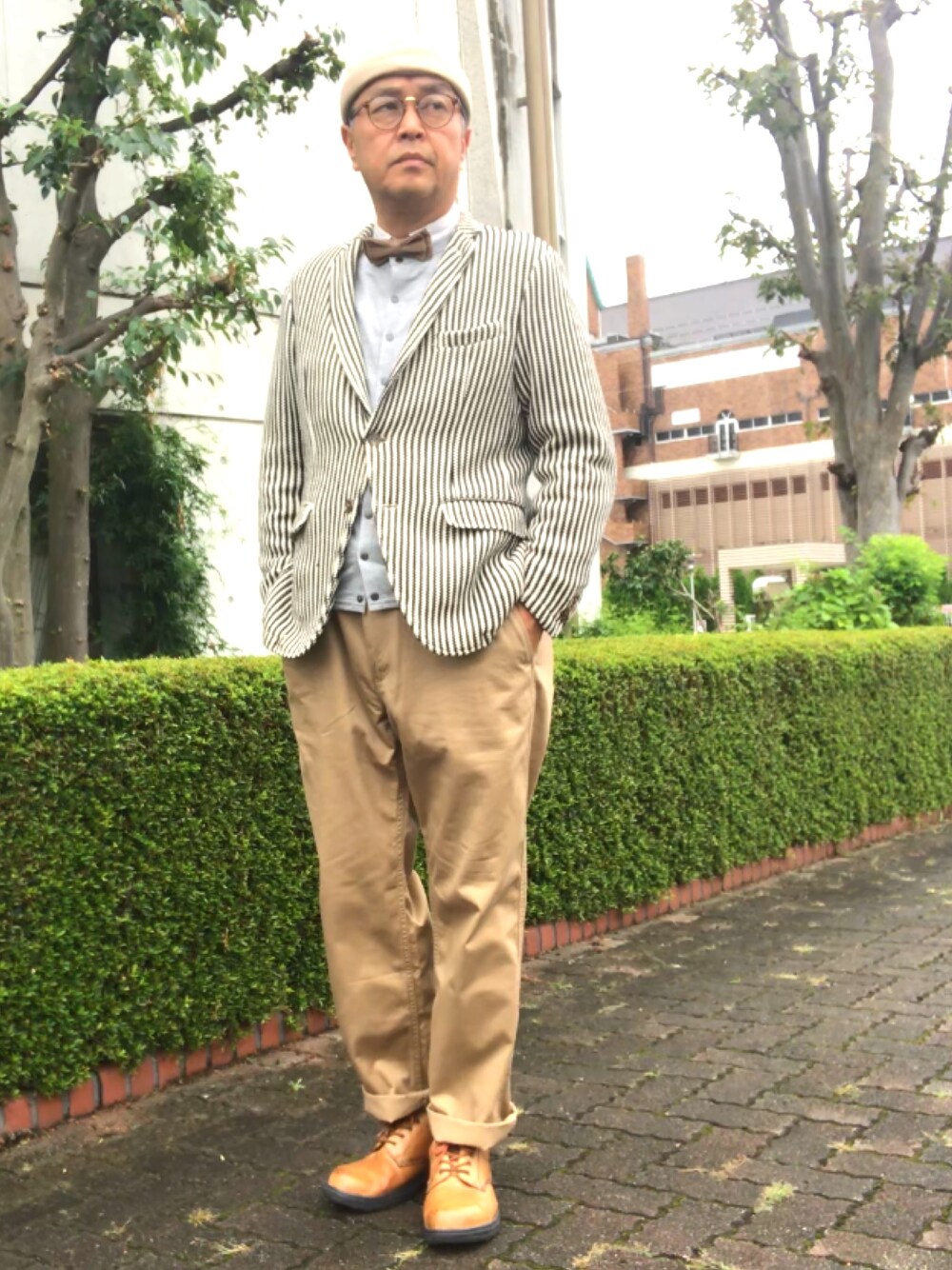 「トラッド、チノパン、蝶タイ、ニットジャケット、眼鏡男子」｜「自家製蝶タイ(チノを潰して作った)のアイテム（蝶ネクタイ、ベージュ系）」を使った、でゑさん（メンズ・175cm）の秋コーディネートの1枚目の写真