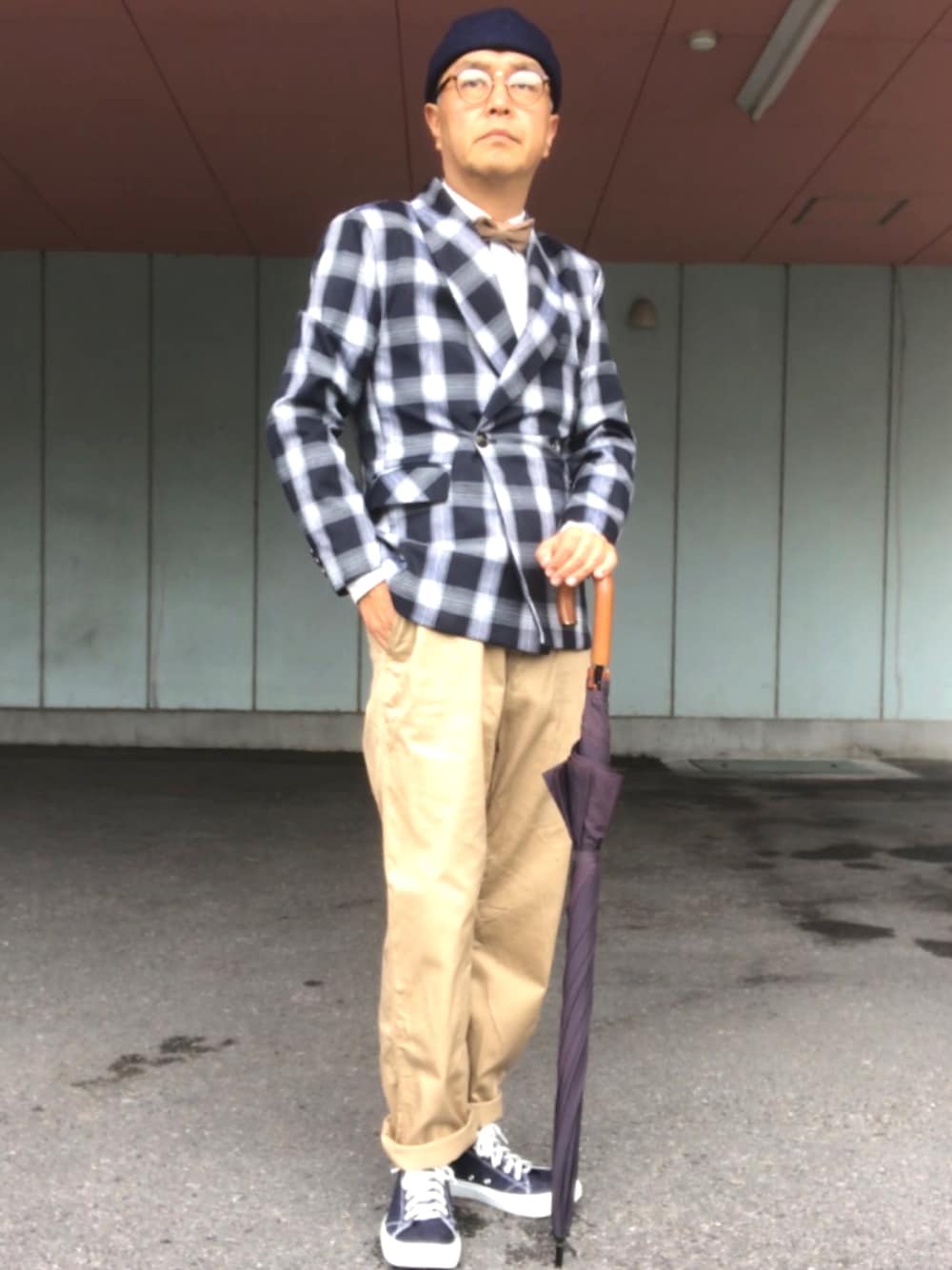 「トラッド、ショールカラージャケット、フィッシャーマンキャップ、蝶タイ、眼鏡男子」｜「自作蝶タイのアイテム（蝶ネクタイ、ベージュ系）」を使った、でゑさん（メンズ・175cm）の秋コーディネートの1枚目の写真